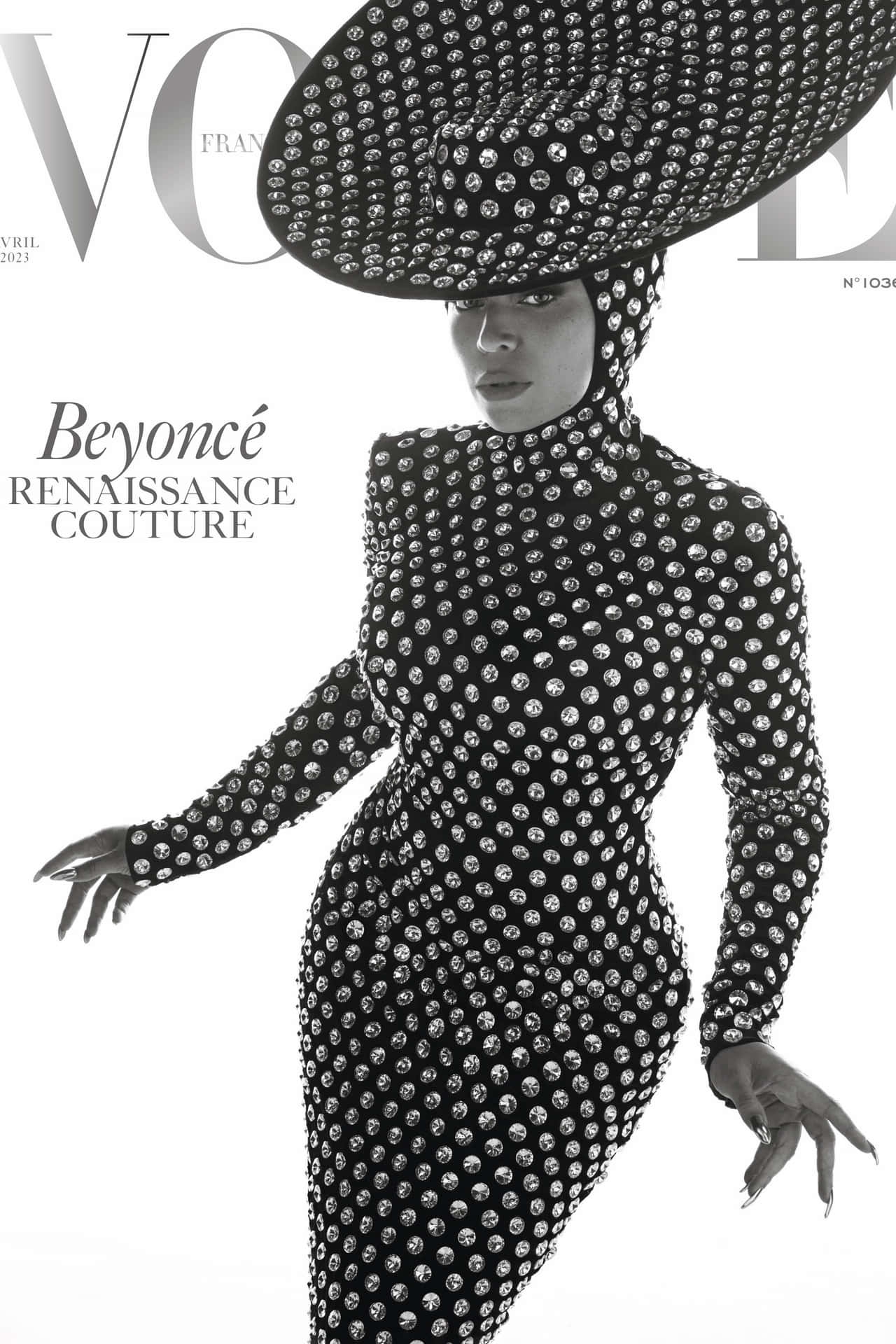  壁紙 — Beyoncé 身穿鑲鑽禮服和搭配的帽子，為《Vogue France》2023年4月號 Renaissance Couture 封面拍攝了一張引人注目的黑白照片。