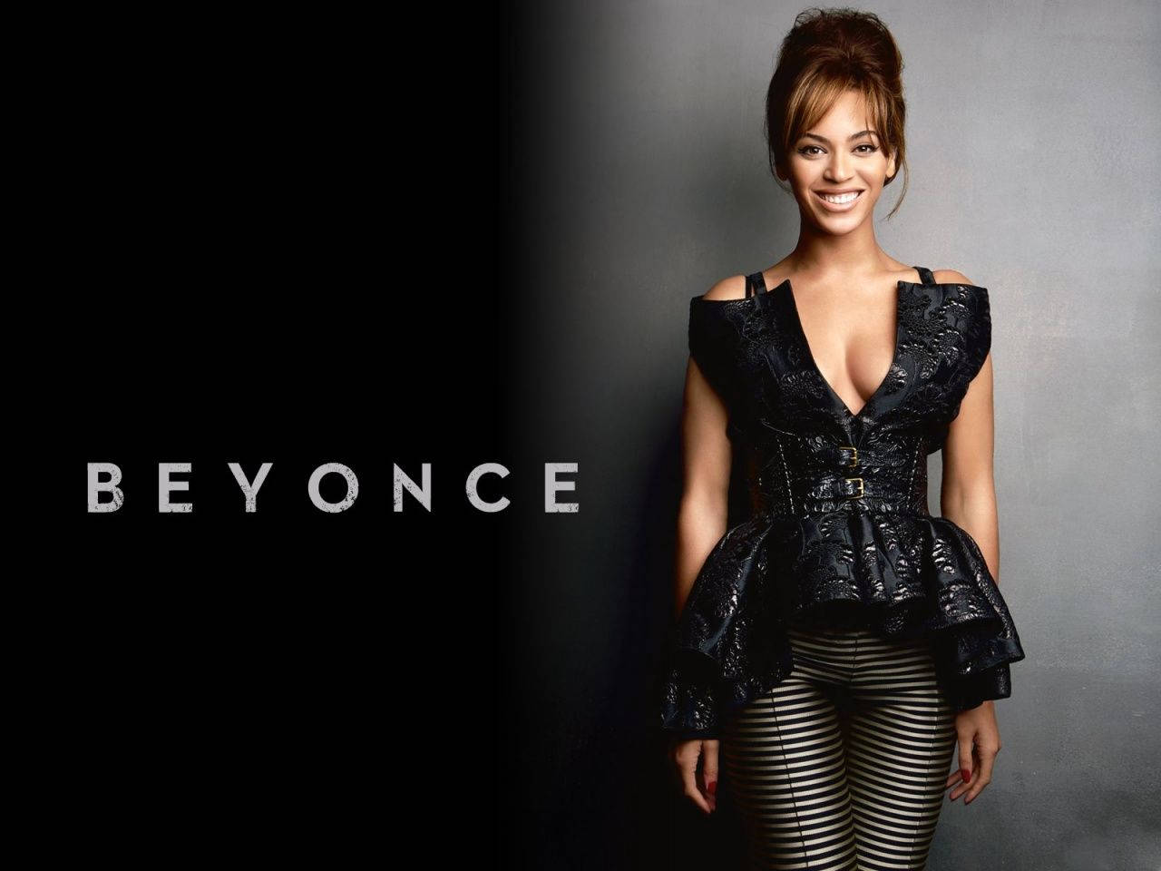 碧昂絲 桌布 壁紙 — Beyonce 自信地微笑，身穿黑色蕾絲緊身胸衣和條紋緊身褲，背景是深色攝影棚，她的名字以白色文字呈現。