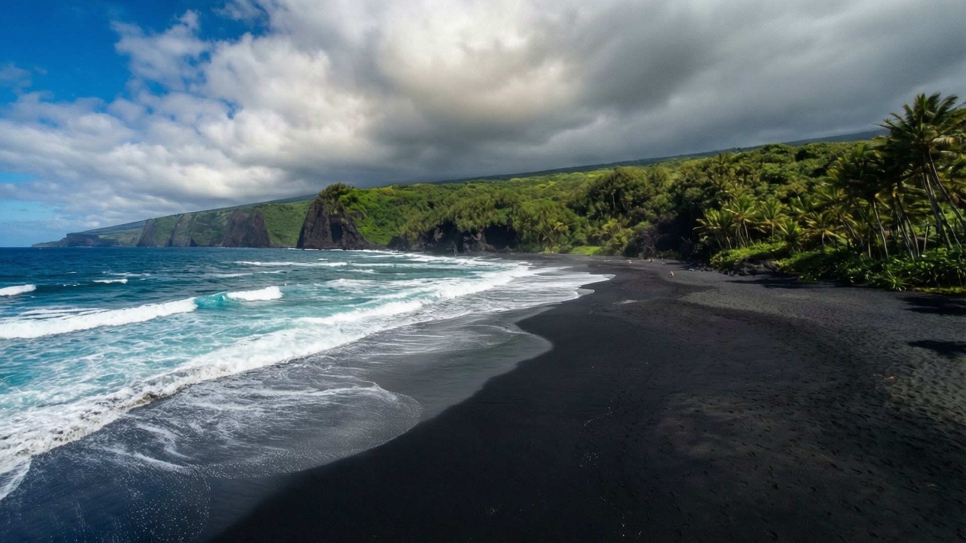 Black Sand Beach Waves 壁紙 — 在戲劇性的多雲天空下，碧綠色的海浪拍打著被茂密綠色懸崖和棕櫚樹環繞的黑色沙灘。