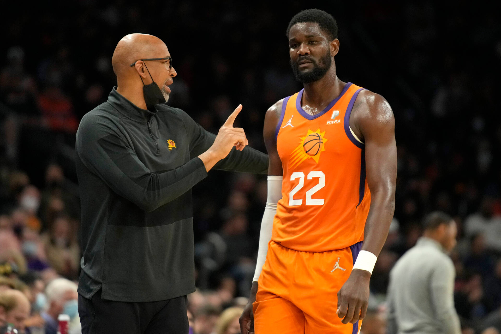 教練在比賽期間向身穿太陽隊22號球衣的球員發出指示。 — NBA 壁紙