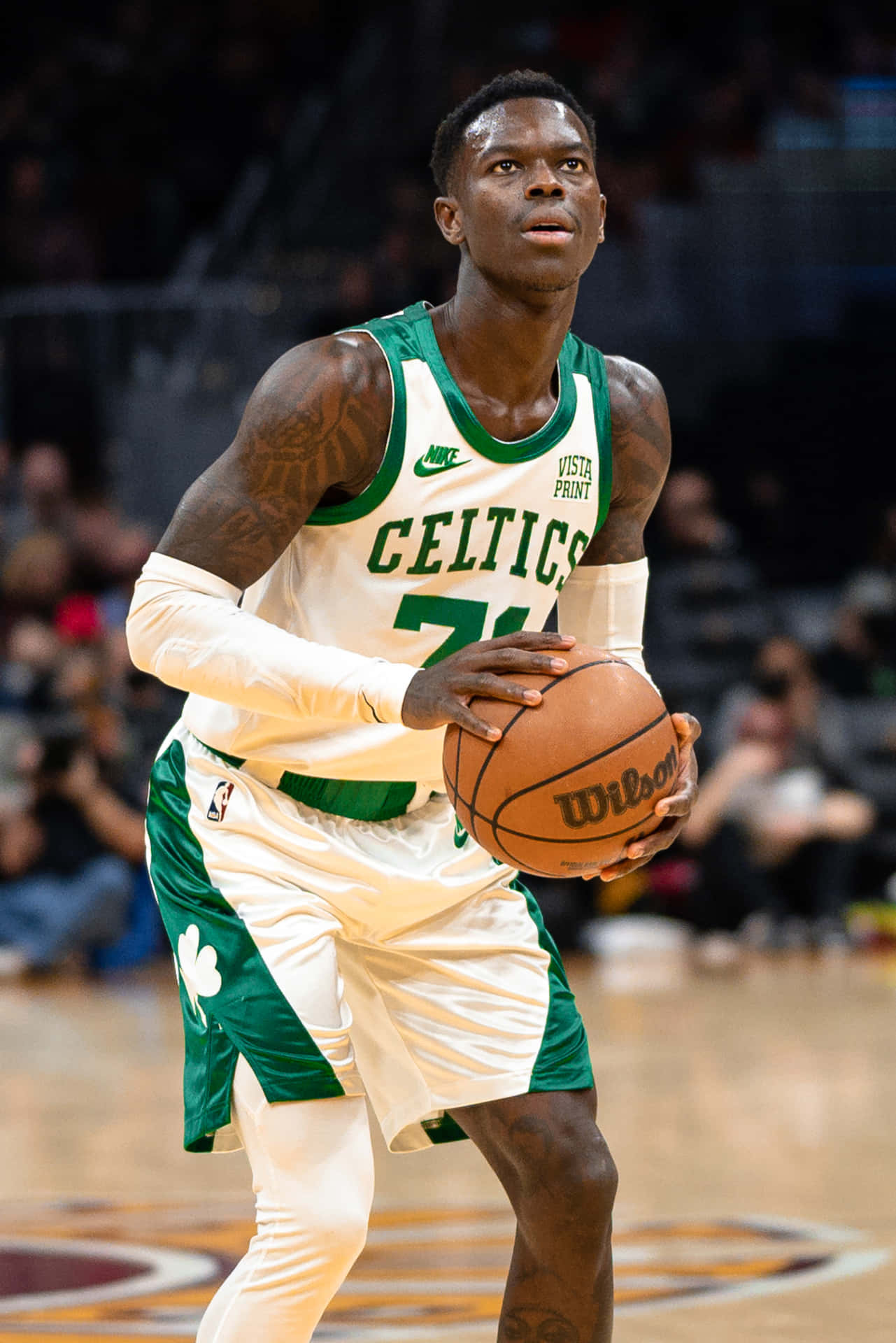 比賽中運球的波士頓塞爾提克籃球運動員。 — NBA 壁紙