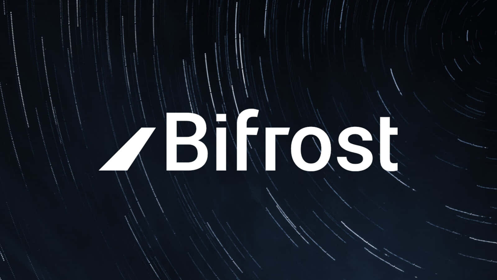  壁紙 — 粗體白色字體的「Bifrost」一詞居中置於深藍色天空上，帶有旋轉的星軌。