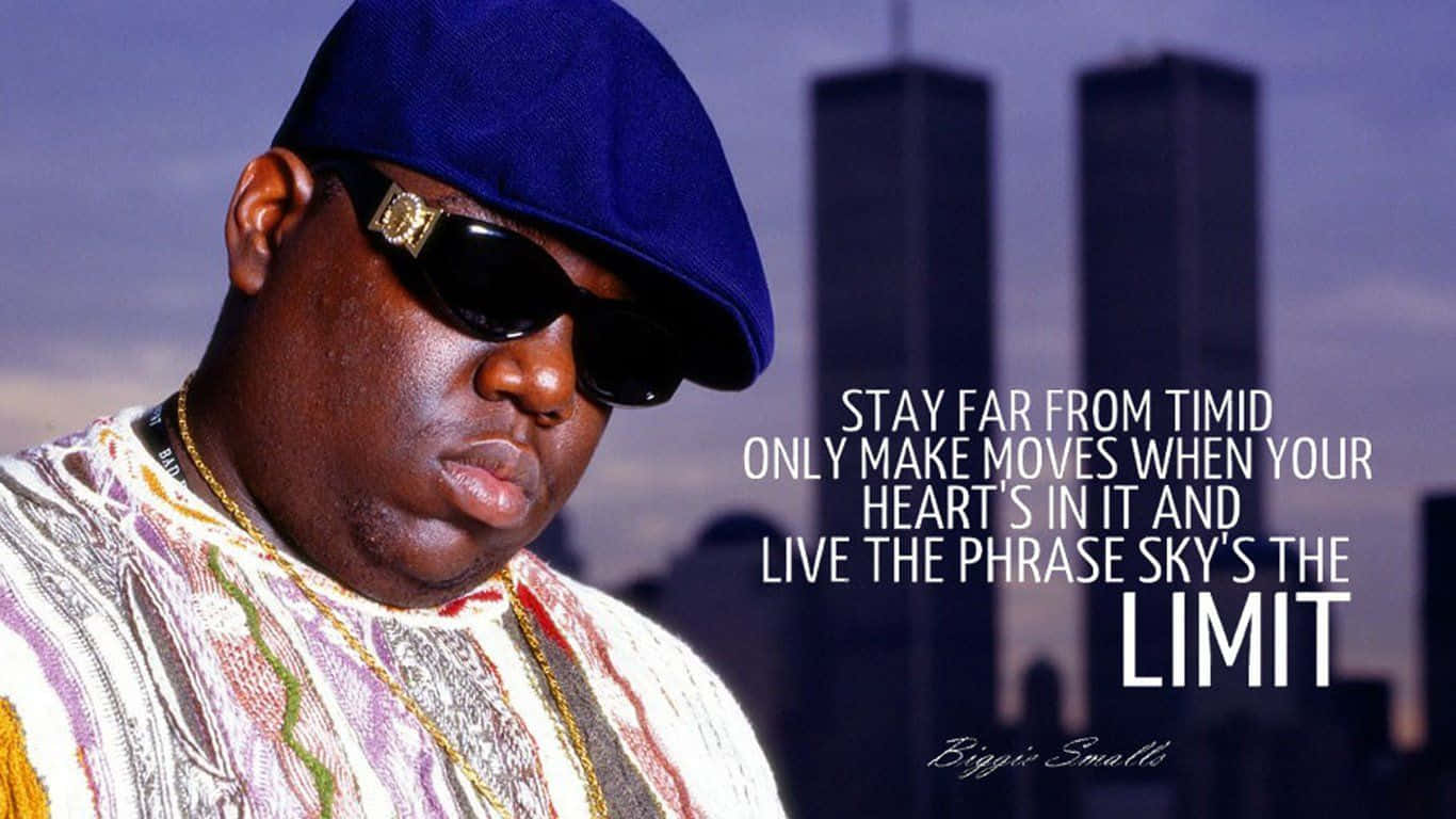 Rappers 桌布 壁紙 — Biggie Smalls 戴著藍色帽子和太陽眼鏡，自信地在雙子塔前擺姿勢，並帶有勵志文字疊加。