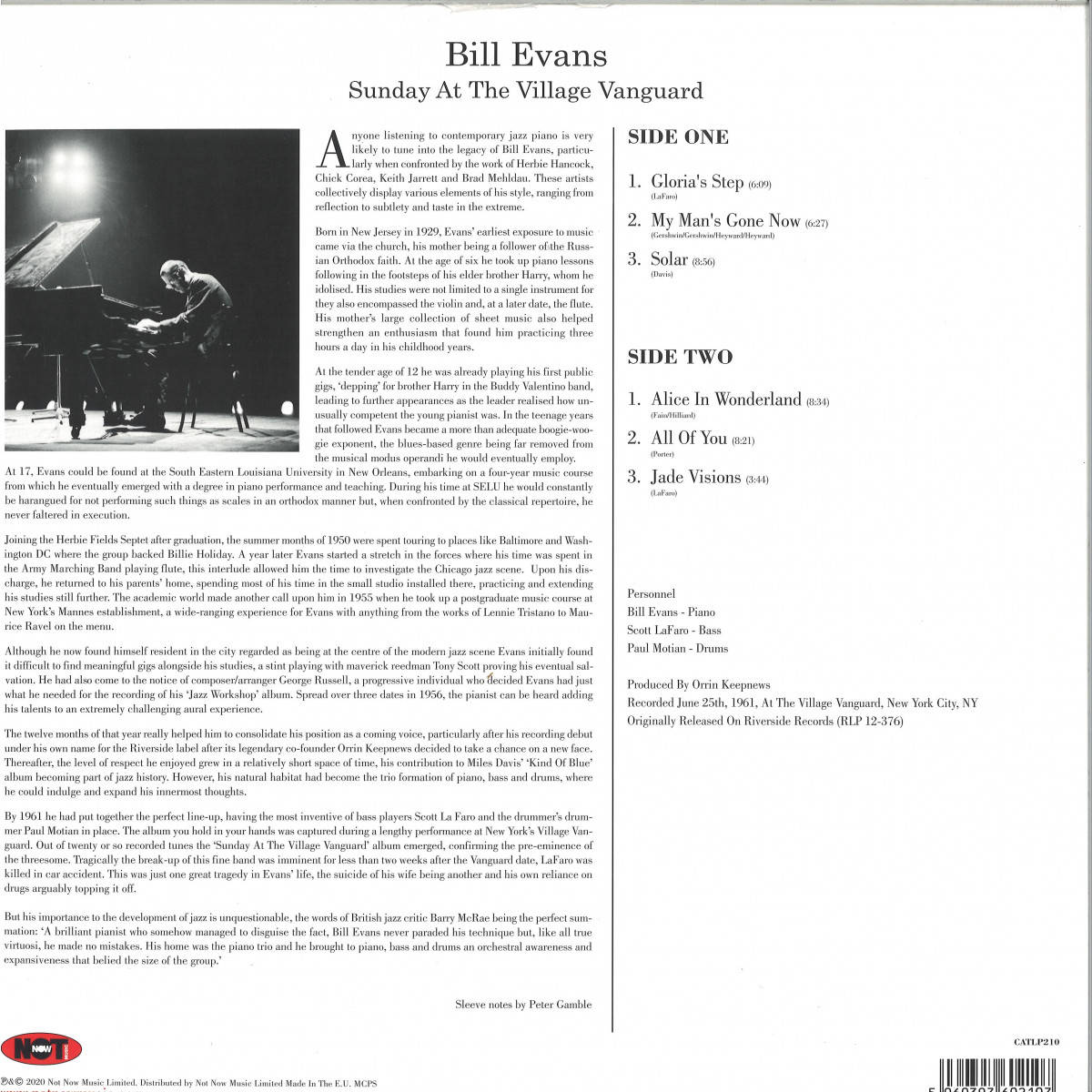 音樂 桌布 壁紙 — Bill Evans 的《Sunday At The Village Vanguard》復古爵士專輯封面，奶油色背景上印有黑色文字，並附有鋼琴家的小照片。