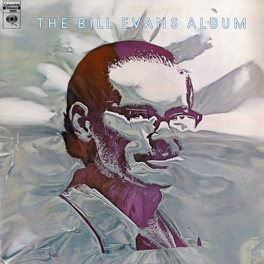 金屬質感 桌布 壁紙 — Bill Evans 的風格化肖像，採用紫色和灰色色調，以繪畫抽象風格呈現，並帶有文字疊加。