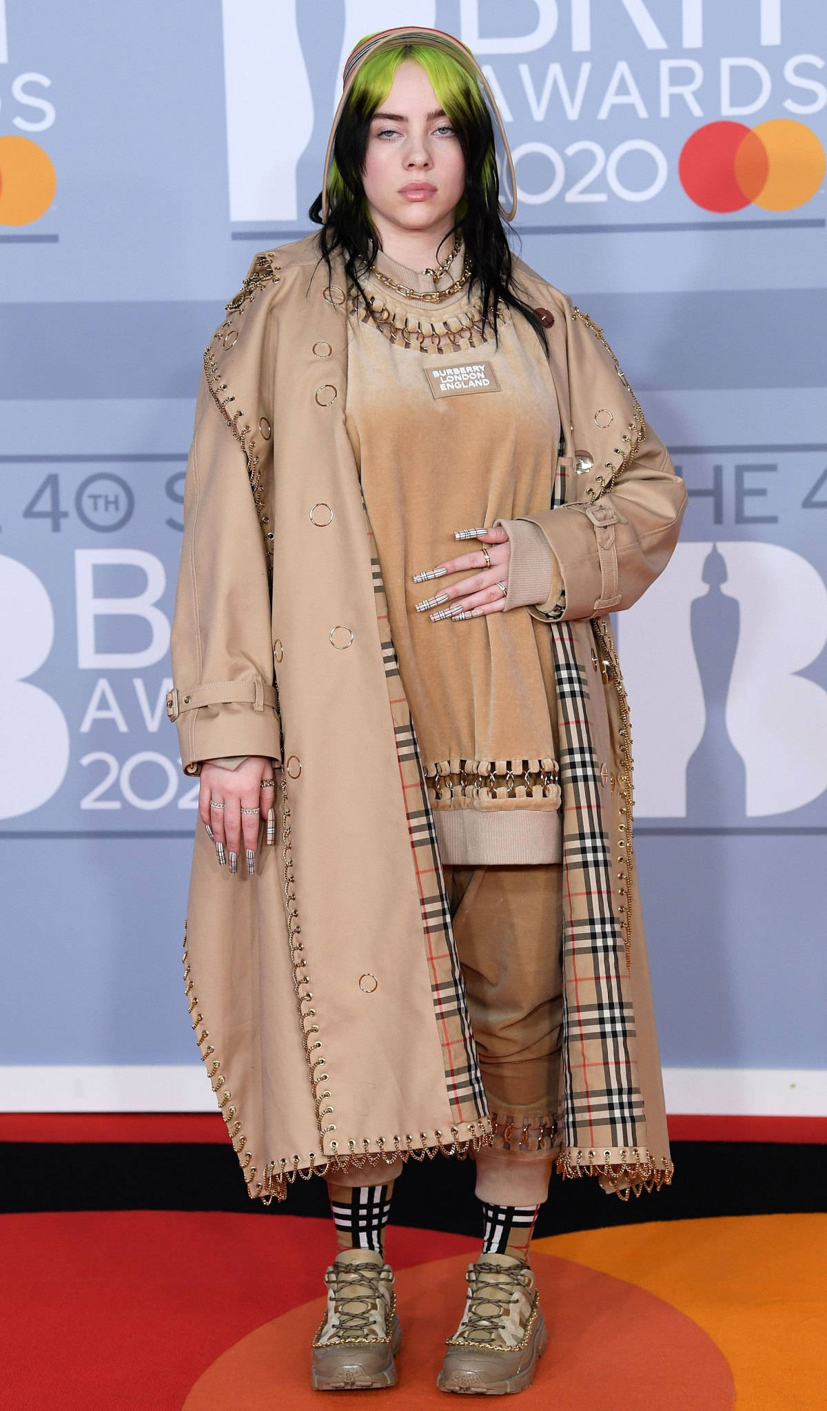 Burberry 桌布 壁紙 — Billie Eilish 在2020年全英音樂獎紅地毯上，身穿米色Burberry風衣（格紋內裡）和厚底靴。