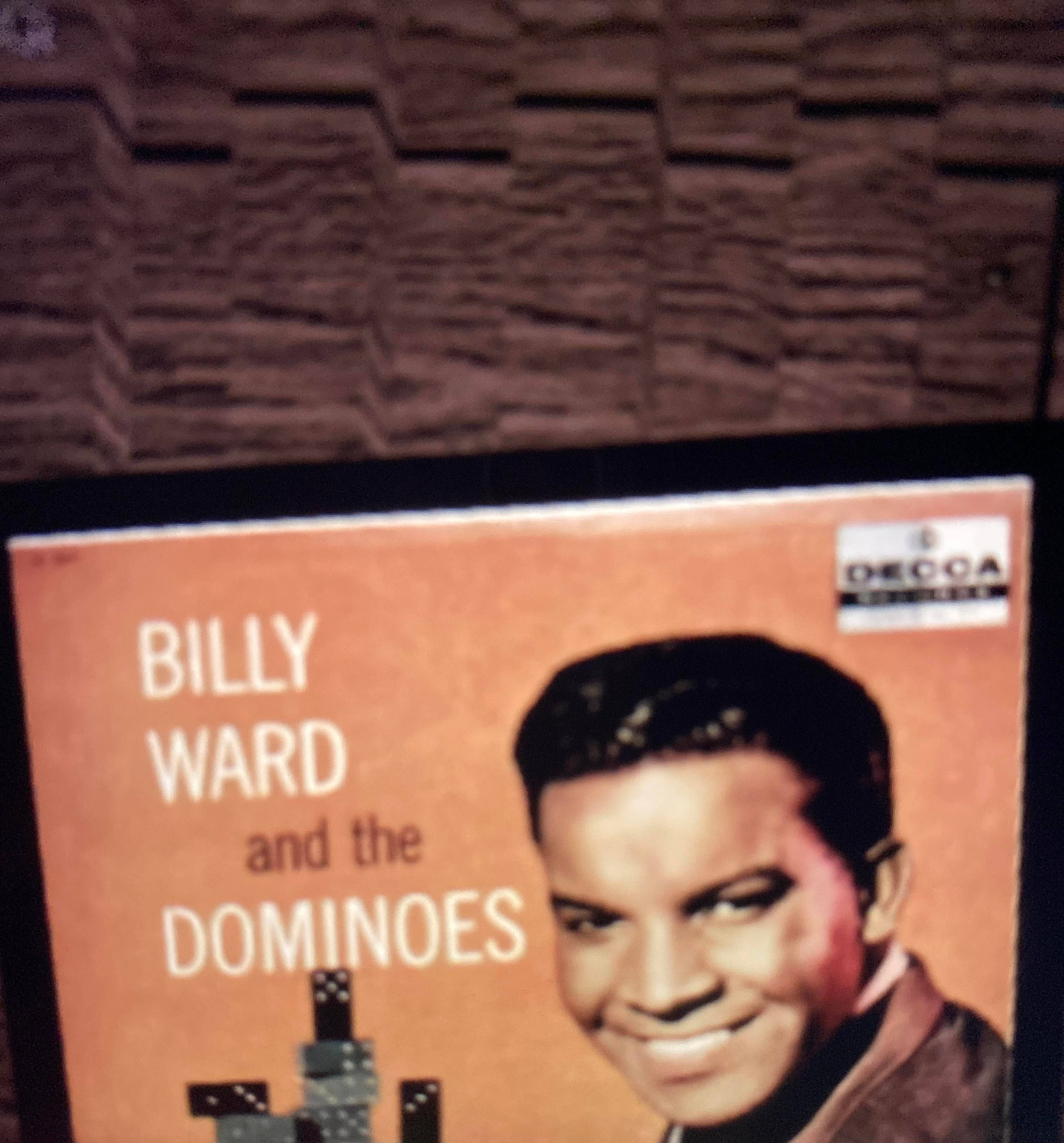 band 桌布 壁紙 — Billy Ward and the Dominoes 的復古 Decca 唱片專輯封面，橙色背景上有一個微笑的男人。