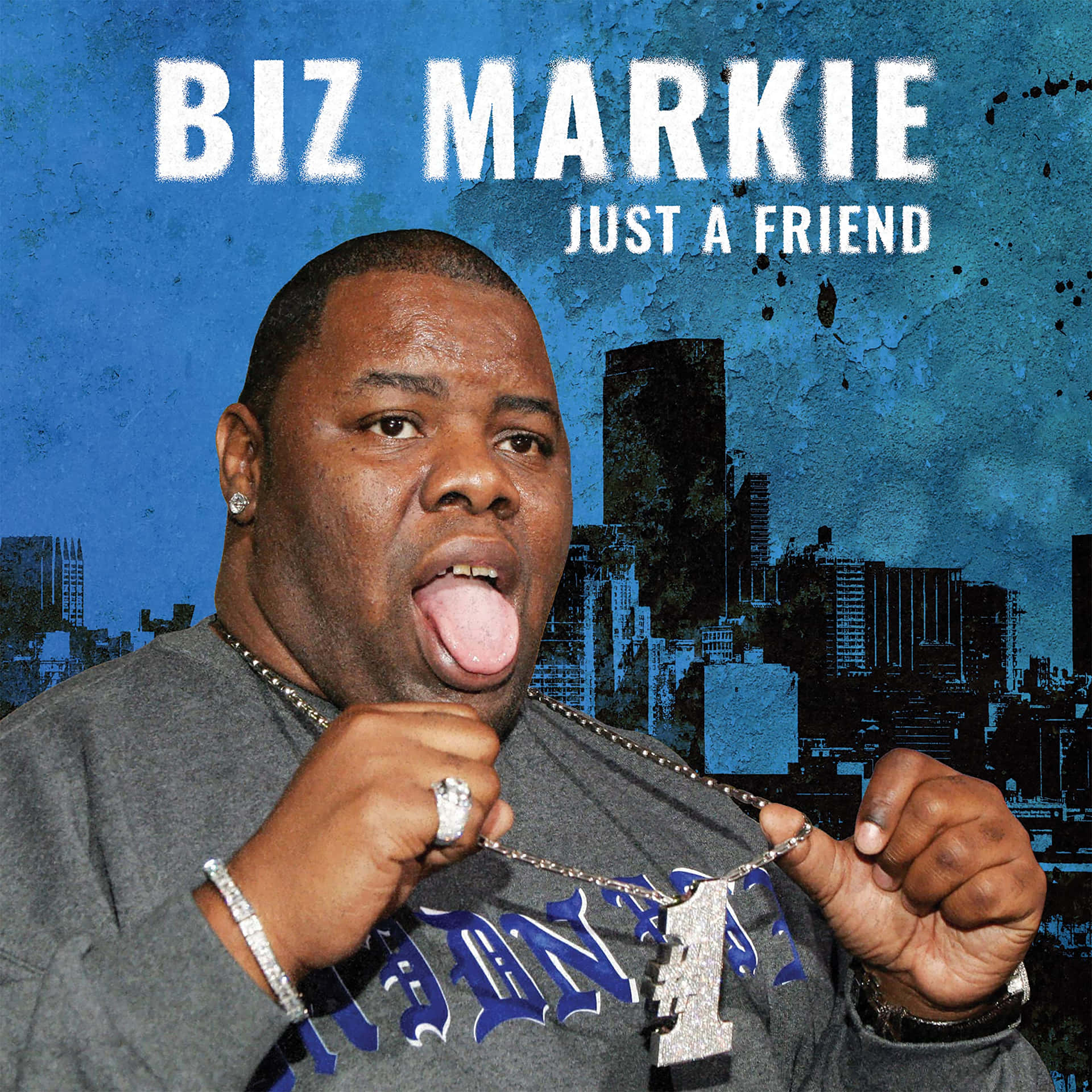  壁紙 — Biz Markie 在粗糙的藍色城市背景下，頑皮地伸出舌頭，搭配粗體文字。