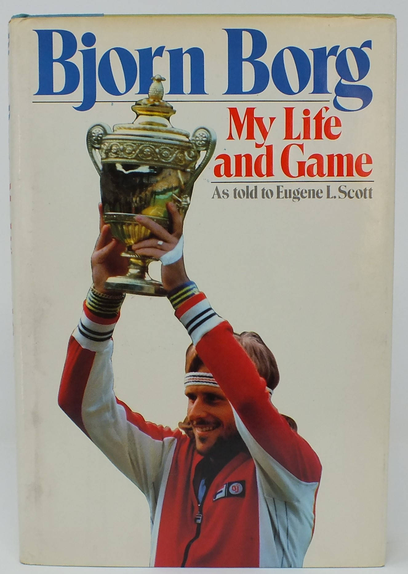 網球 桌布 壁紙 — Bjorn Borg 勝利微笑高舉一個大型華麗獎盃的復古書封照片。