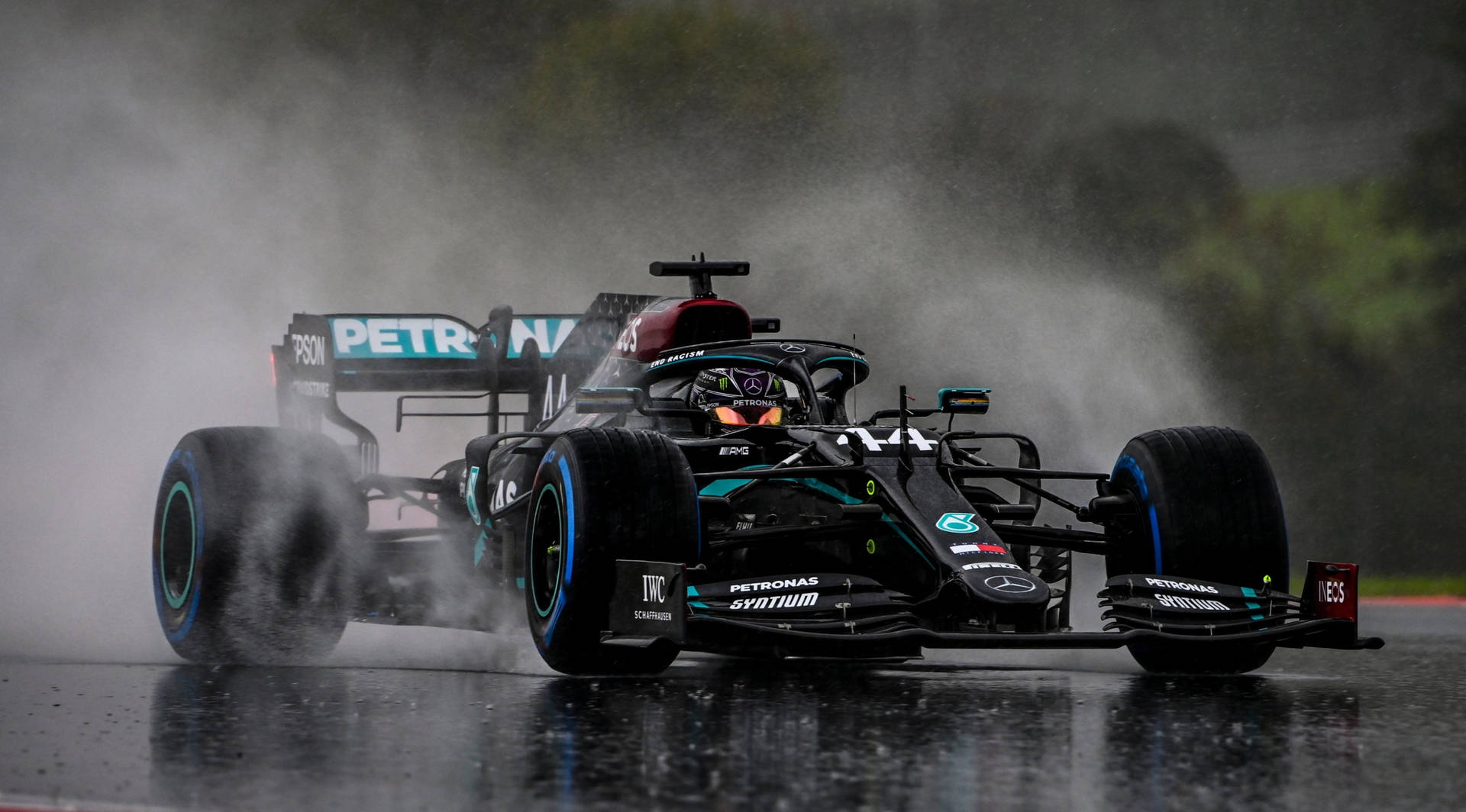 F1賽車在暴雨中於潮濕賽道上疾馳。 — 賽車 壁紙