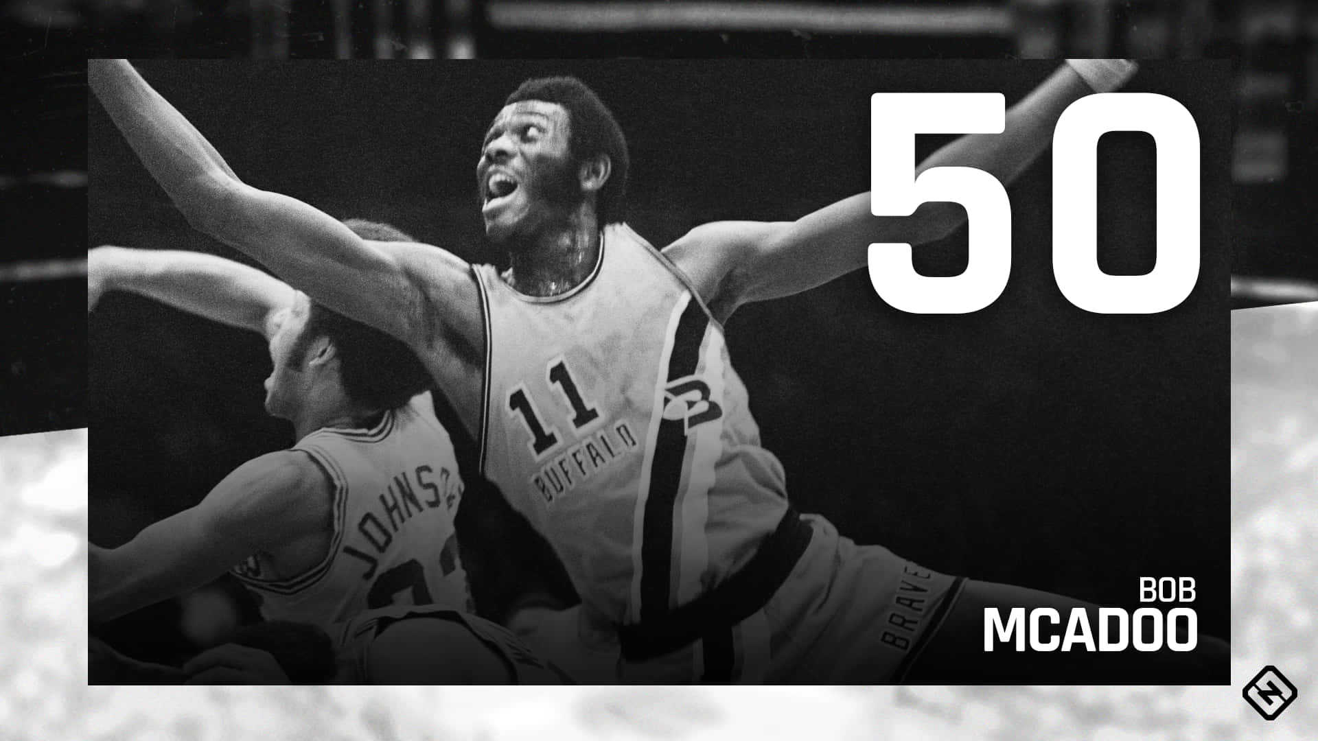 Bob McAdoo在黑白照片中慶祝籃球比賽。 — NBA 壁紙