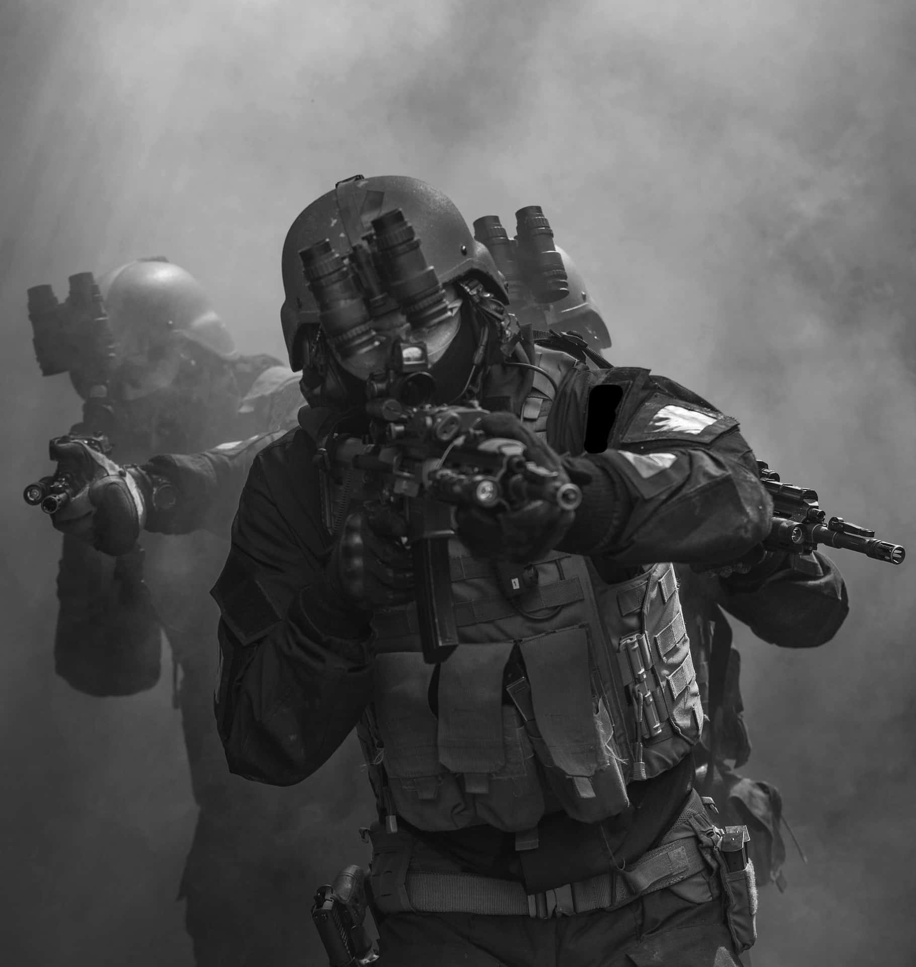  壁紙 — 黑白照片，顯示身穿戰術裝備的武裝士兵在濃煙中前進，武器指向前方。