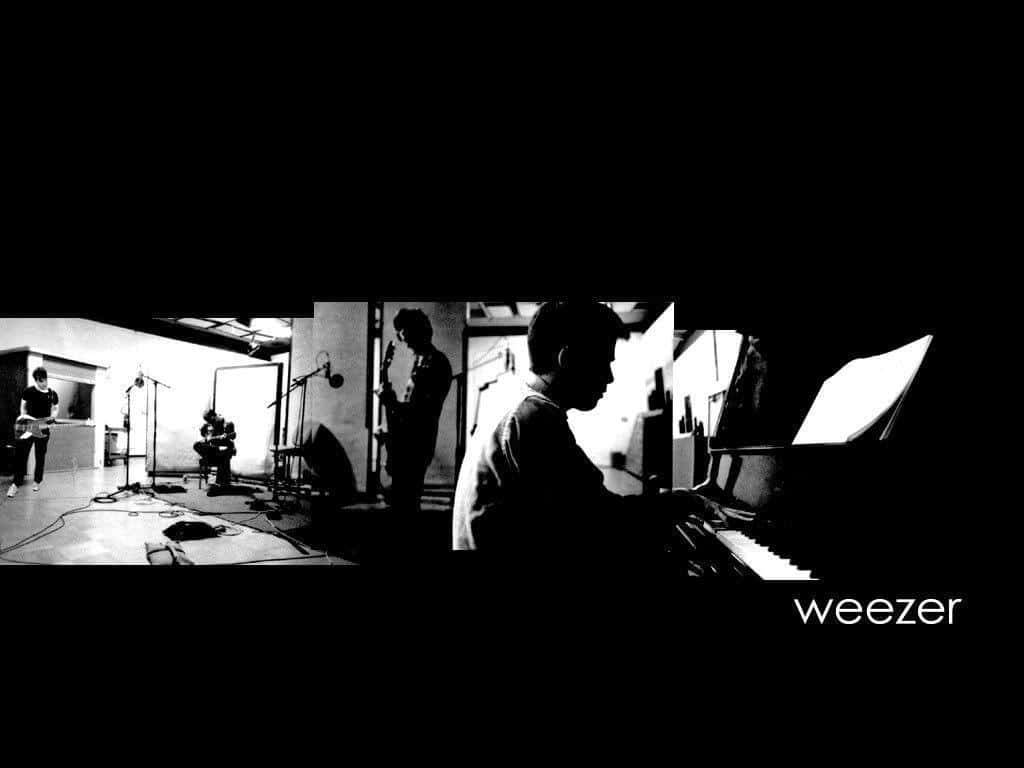  壁紙 — 黑白照片，樂團成員在昏暗的錄音室中，一位音樂家在鋼琴前，其他人手持樂器。