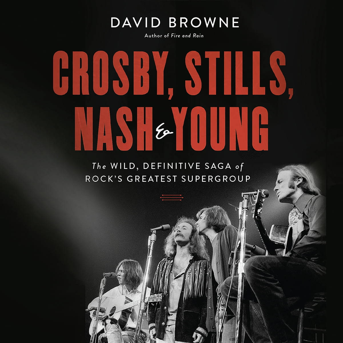 音樂 桌布 壁紙 — Crosby Stills Nash and Young 在戲劇性聚光燈下舞台上表演的黑白照片，帶有粗體紅色文字疊加。