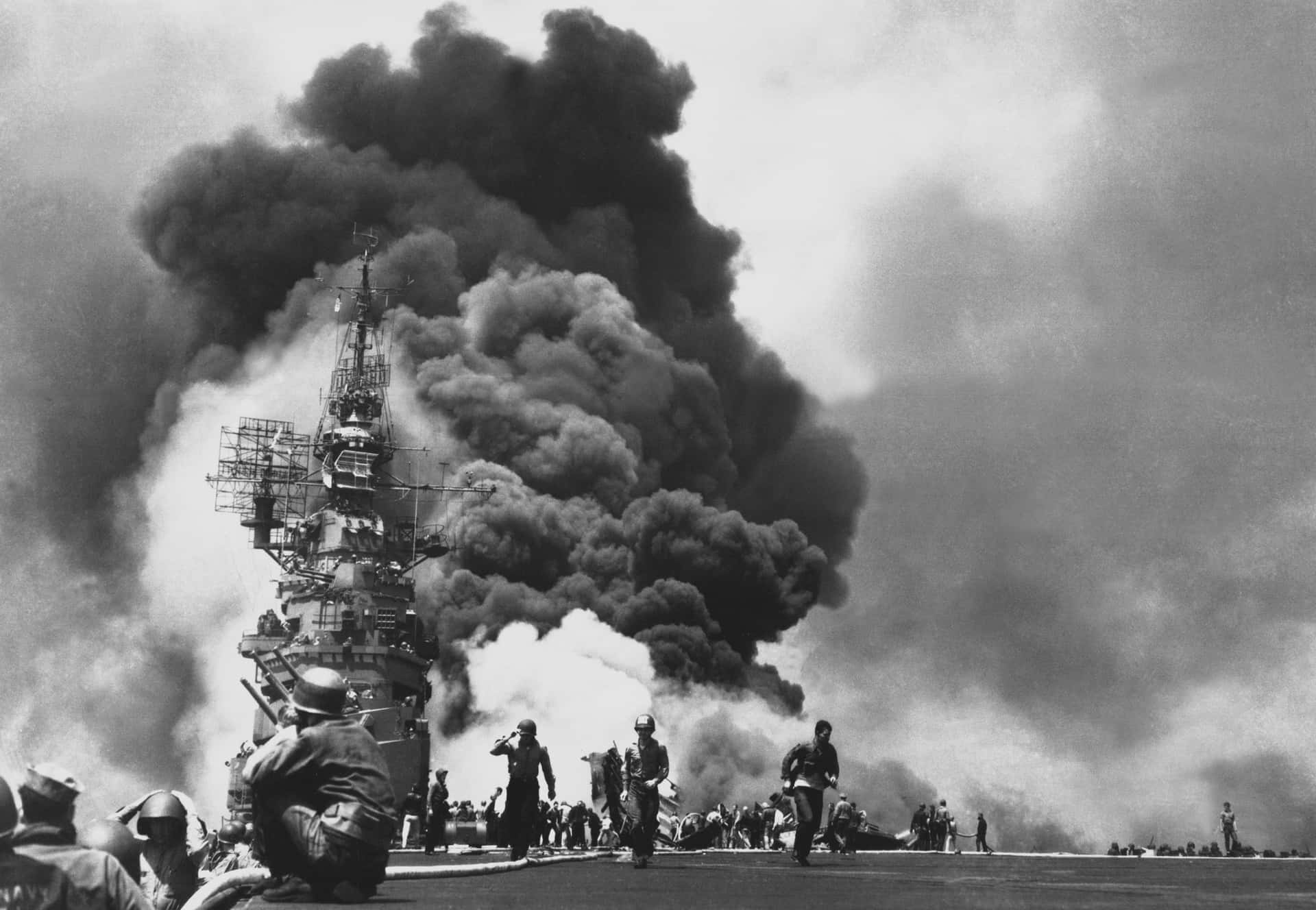 戰艦上的水手，身處燃燒船隻冒出的濃煙之中。 — 日本黑白 壁紙