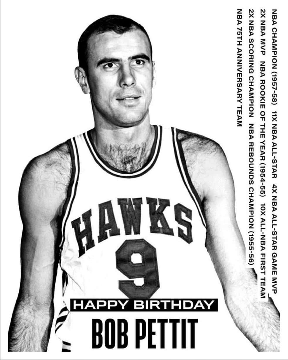 Bob Pettit 身穿老鷹隊球衣的黑白生日致敬照片，附有職業生涯數據。 — NBA 壁紙