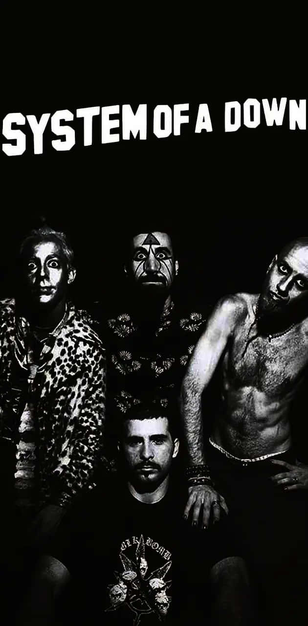  壁紙 — System of a Down 樂團成員的黑白肖像，帶有戲劇性的化妝和強烈的表情，背景為深色。