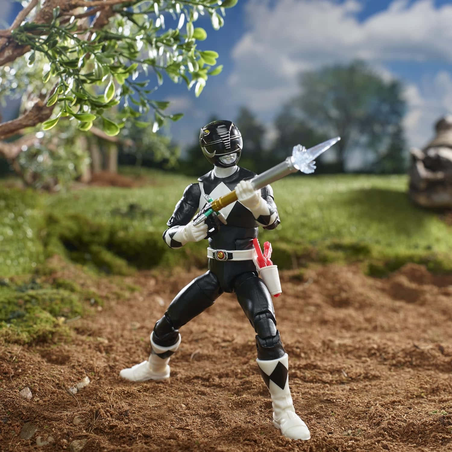  壁紙 — 一個黑白Power Ranger動作人偶以戰鬥姿勢站立，手持劍，位於草地戶外場景中。