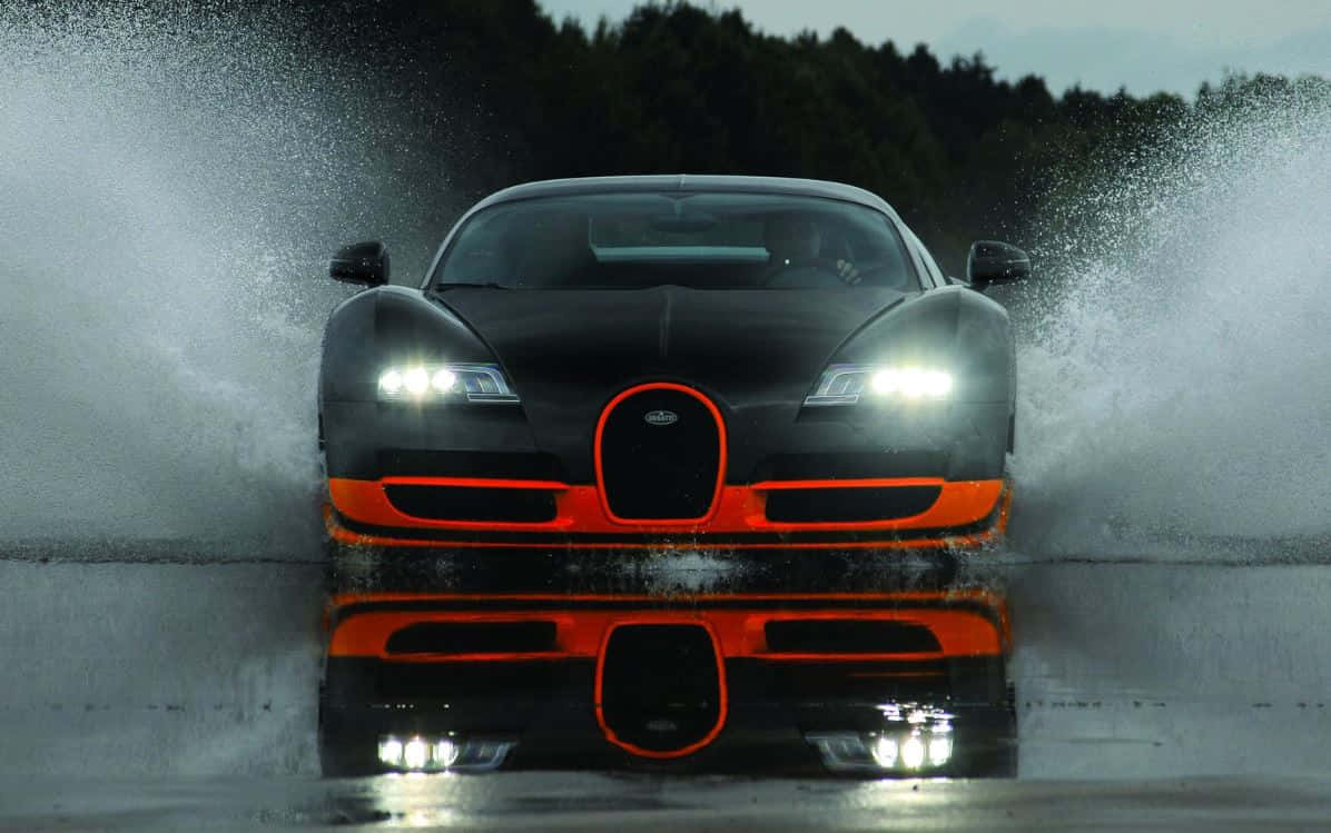 Bugatti Veyron 桌布 壁紙 — 一輛帶有橙色點綴的黑色Bugatti在潮濕路面上高速行駛，激起戲劇性的水花。