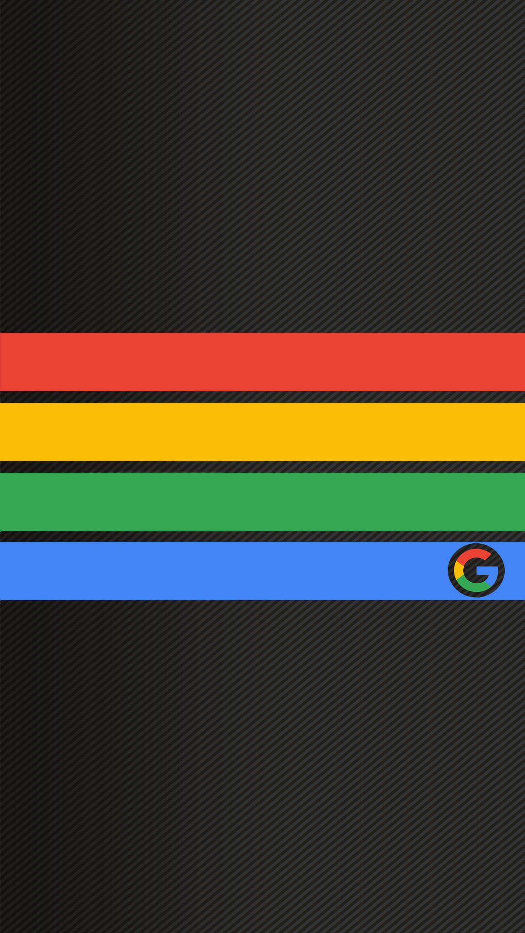 Google標誌在黑色碳纖維背景上，帶有色彩繽紛的水平條紋。 — Google 壁紙