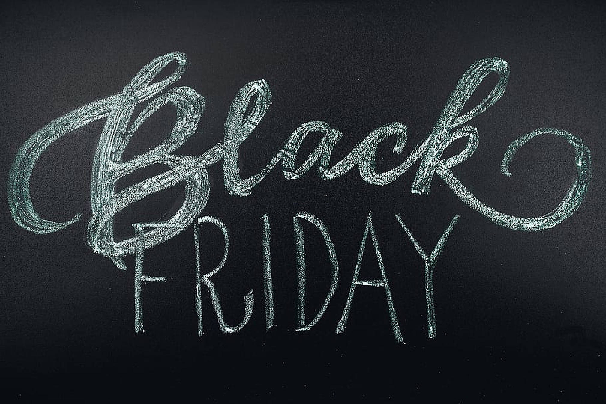 Friday 桌布 壁紙 — 「Black Friday」這幾個字用白色粉筆寫在深色有紋理的黑板表面上。