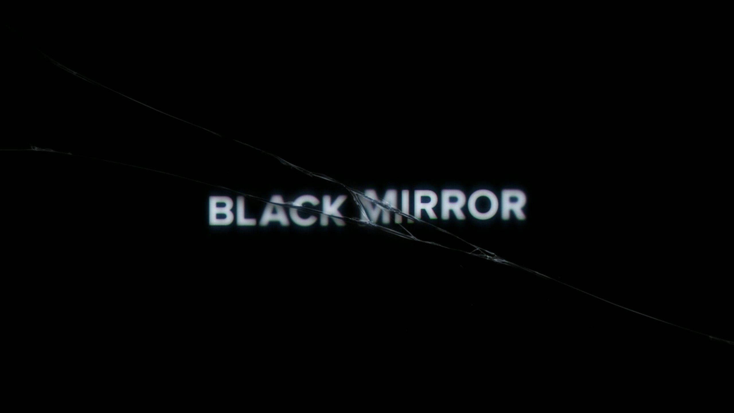 Netflix 桌布 壁紙 — BLACK MIRROR 這些字穿過裂開的螢幕，在漆黑背景上隱約發光。