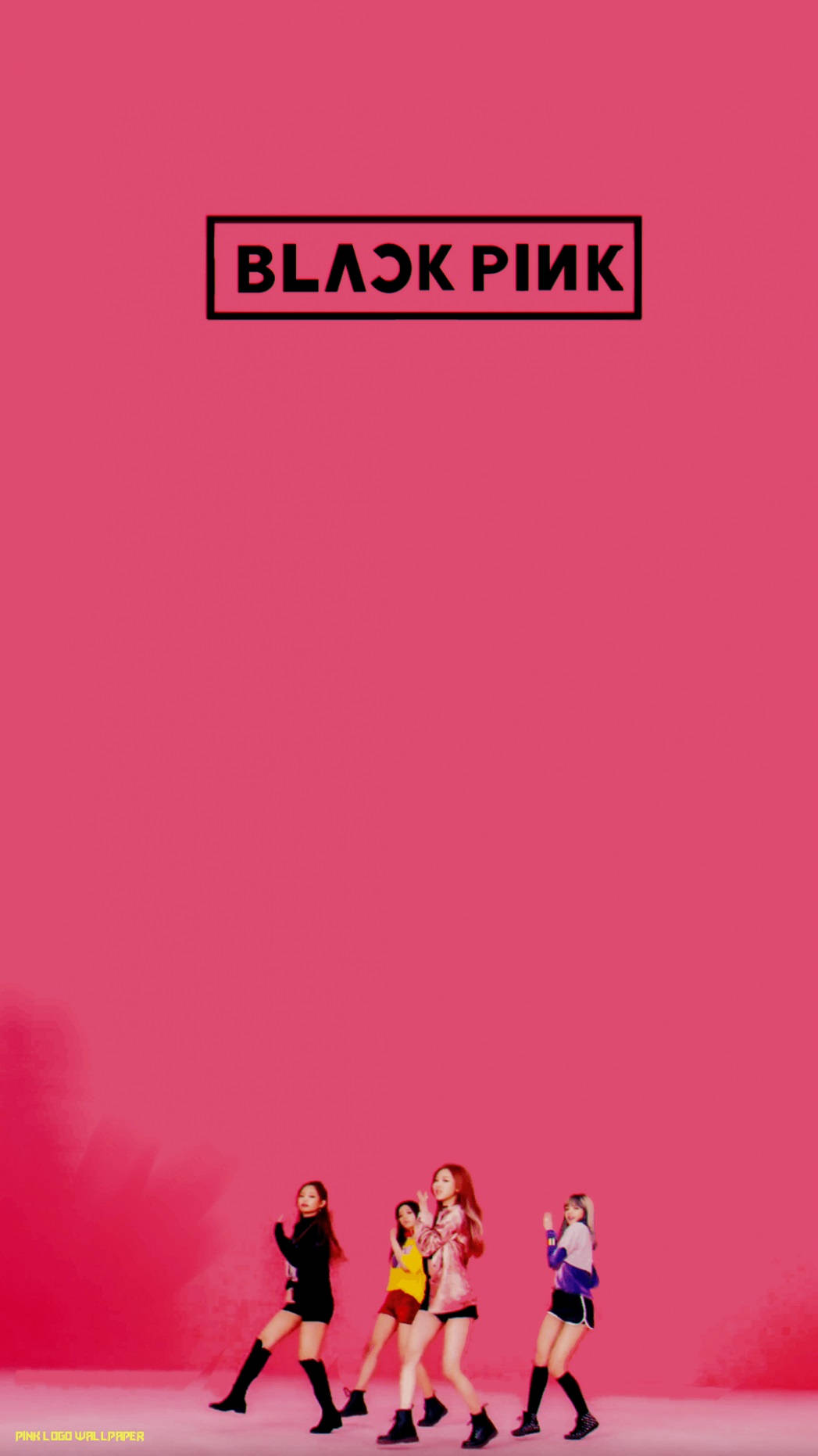 BLACKPINK 桌布 壁紙 — BLACK PINK 四位成員自信地走在鮮豔的粉紅色背景前，上方黑色方框中顯示組合名稱。