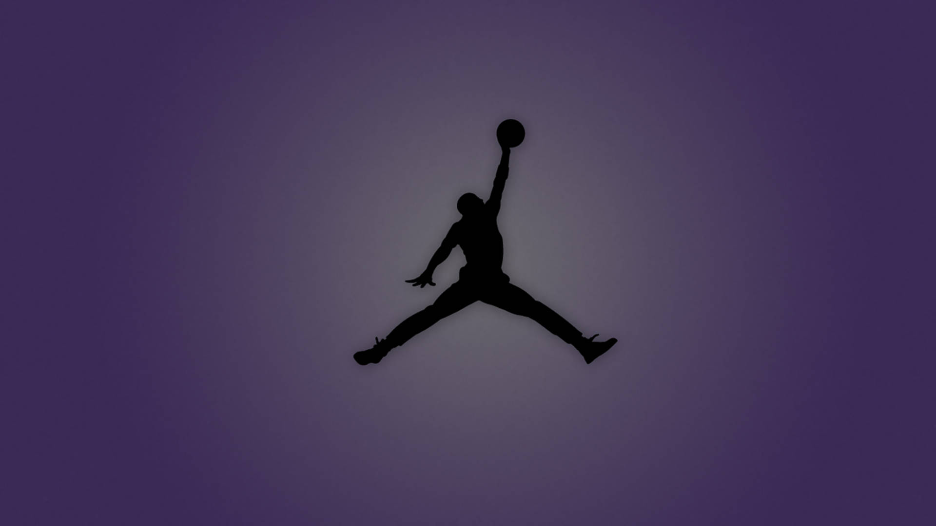 黑色剪影的籃球運動員跳起灌籃，背景是紫色漸變。 — Air Jordan 壁紙