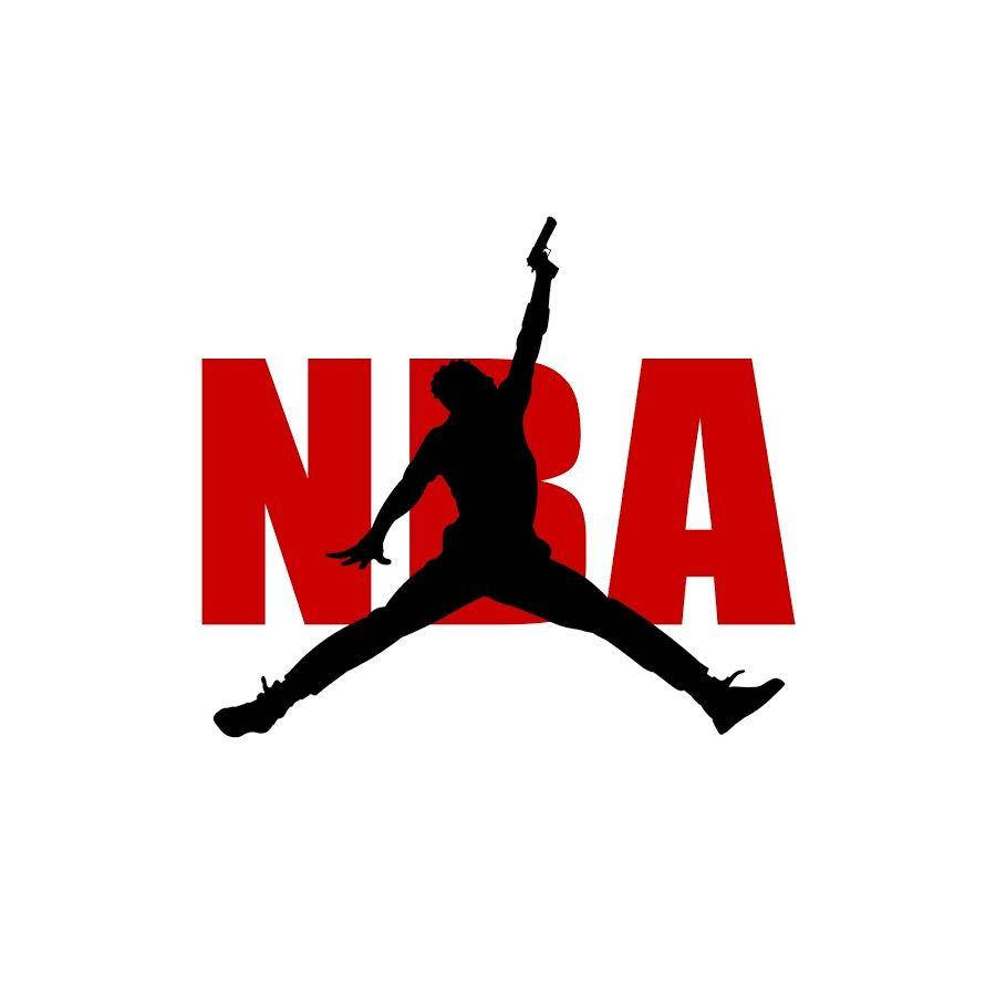黑色剪影的籃球運動員跳躍，單臂高舉在紅色NBA字母後面。 — NBA Youngboy 壁紙