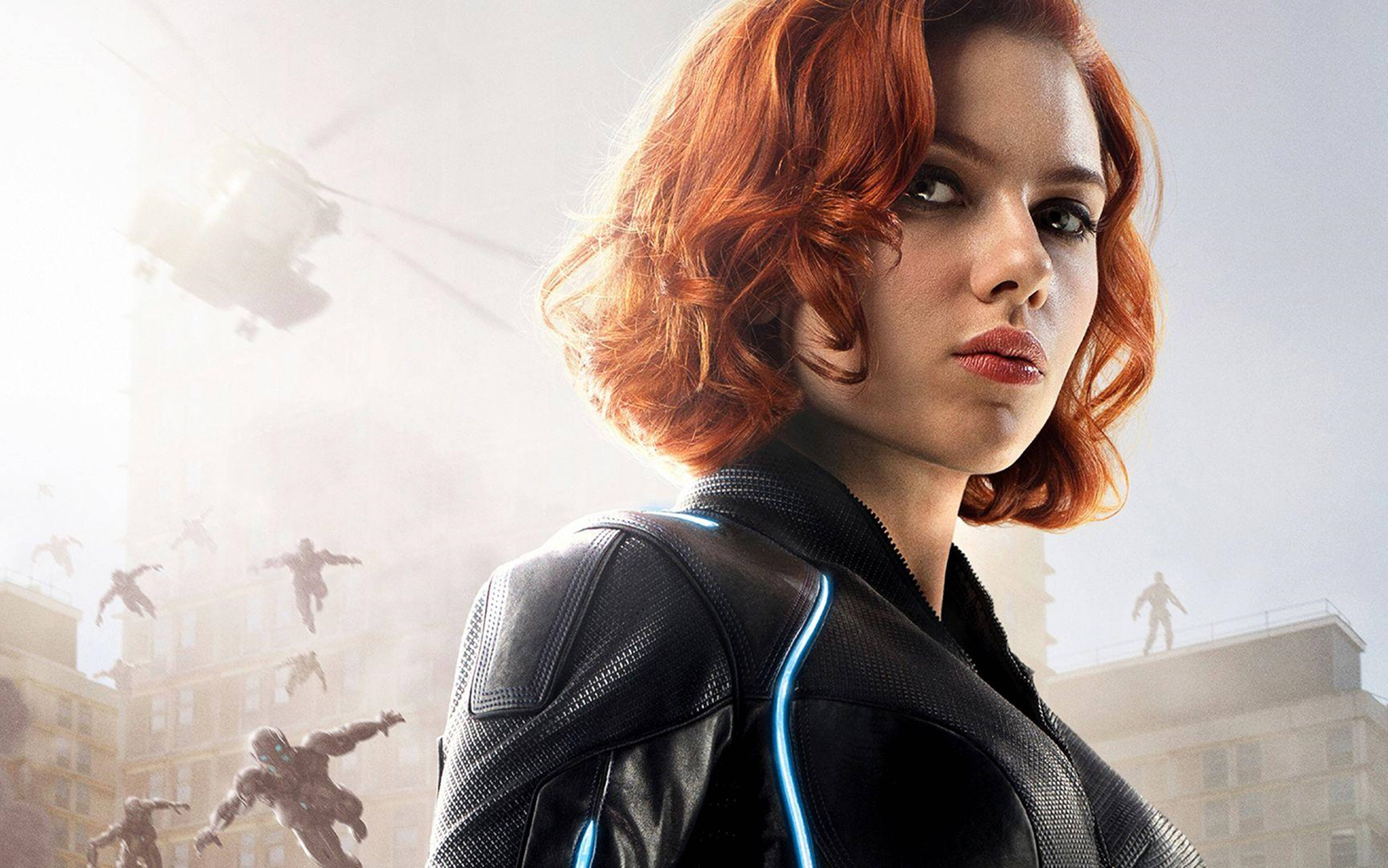 Scarlett 桌布 壁紙 — Black Widow 站在城市景觀中，人物墜落，直升機在朦朧的背景中盤旋。
