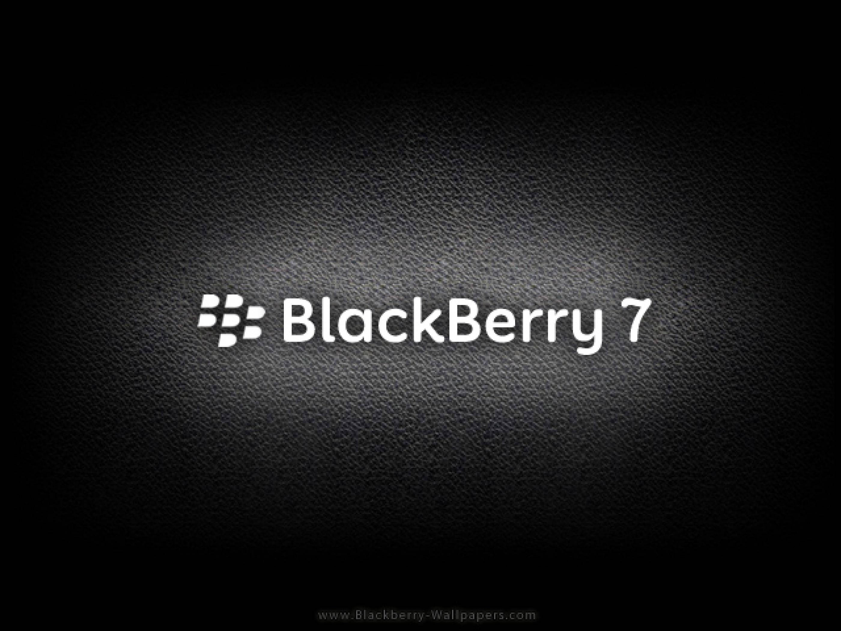 Blackberry 桌布 壁紙 — BlackBerry 7 標誌以白色文字居中顯示在帶有聚光燈效果的紋理黑色皮革背景上。