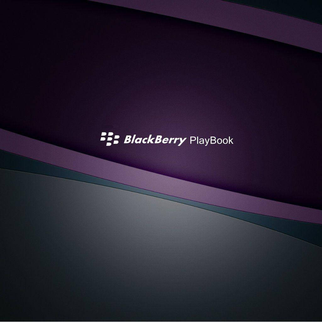 Blackberry 桌布 壁紙 — BlackBerry PlayBook 標誌居中，置於深紫色和炭灰色的時尚漸變背景上，帶有對角線條紋。