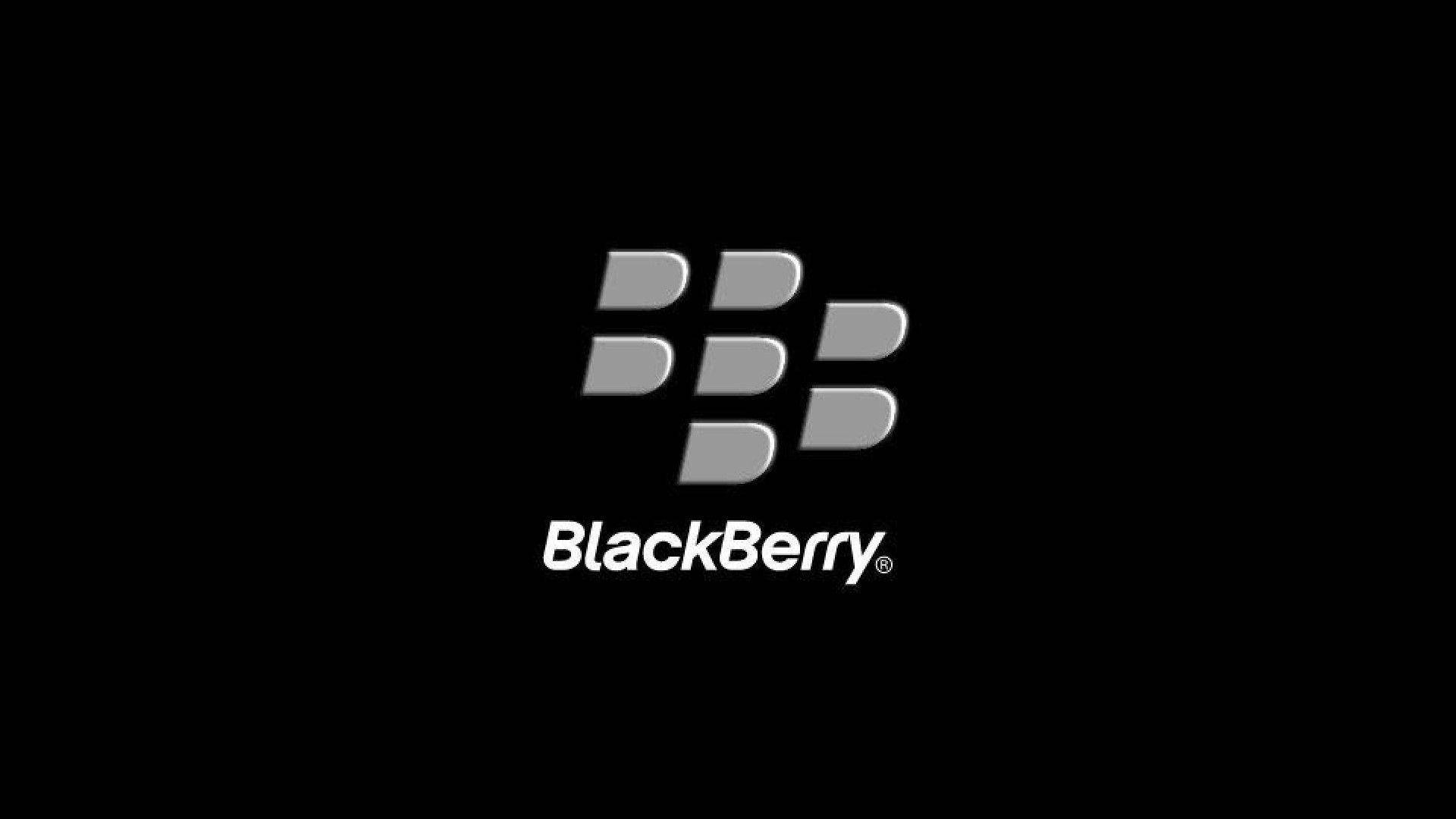 Blackberry 桌布 壁紙 — BlackBerry 標誌以銀色漸變居中於純黑色背景上，下方有白色文字。