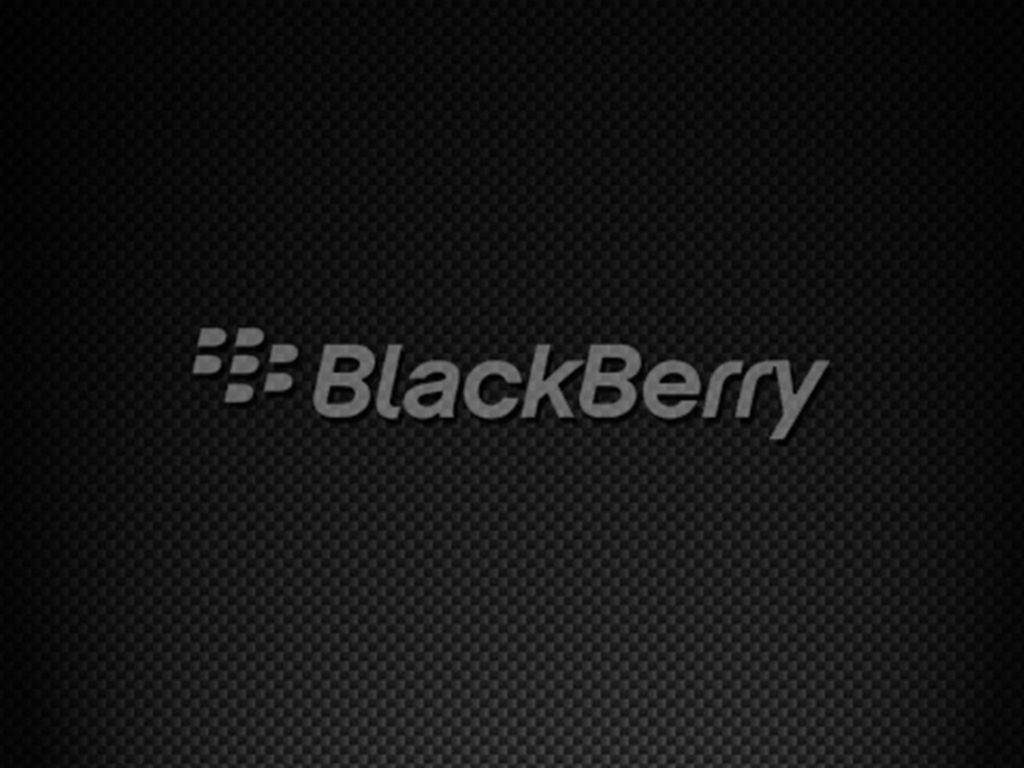 Blackberry 桌布 壁紙 — BlackBerry 標誌以銀色漸變置中於深色碳纖維紋理背景上。