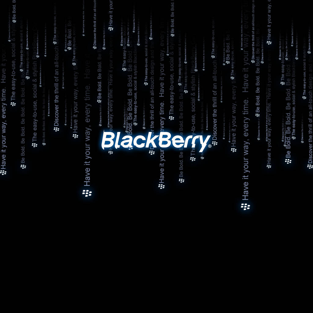 黑莓 桌布 壁紙 — BlackBerry 標誌在黑色背景上發出白色光芒，重複的標語逐漸消失在黑暗中。