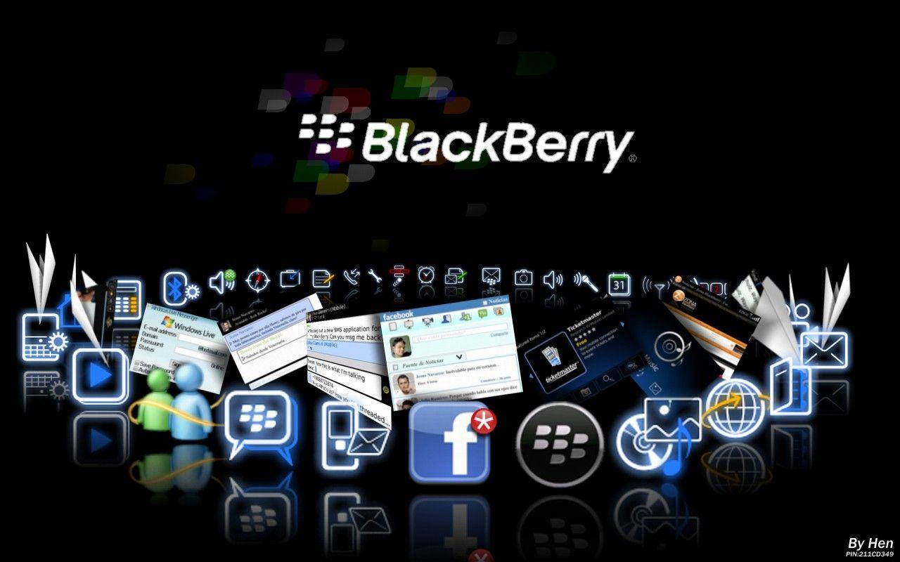 Blackberry 桌布 壁紙 — BlackBerry 標誌漂浮在一個由發光應用程式圖標和社交媒體介面組成的動態拼貼畫之上，背景為深色反光表面。