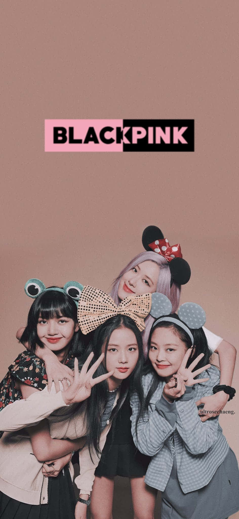 BLACKPINK 桌布 壁紙 — BLACKPINK 四位成員在純粉紅色背景前開心地擺姿勢，戴著俏皮的頭帶並做出和平手勢。
