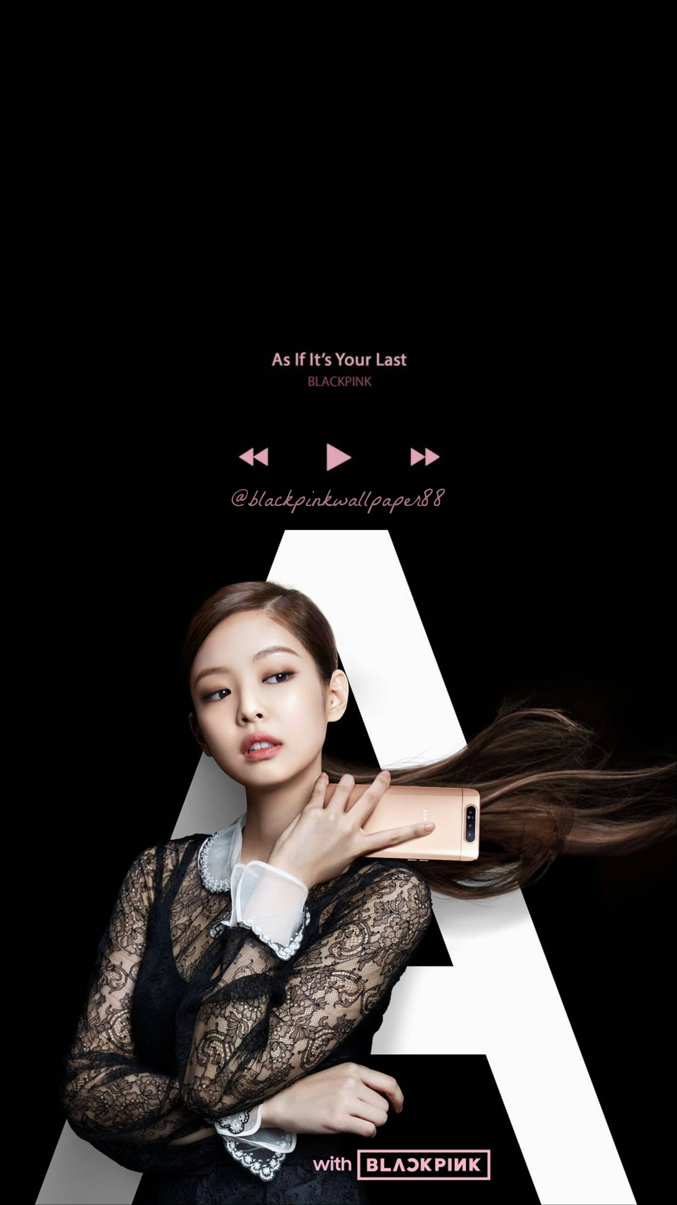 珍妮·金 桌布 壁紙 — Blackpink 成員優雅地擺姿勢，手持玫瑰金手機，背景為純黑色，上面有一個大的白色字母 A。