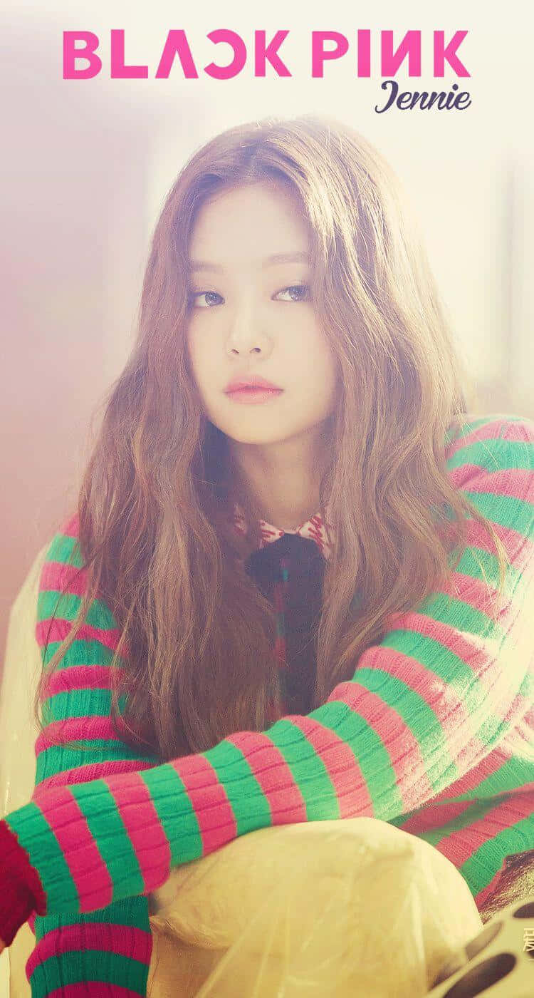 BLACKPINK 桌布 壁紙 — BLACKPINK的Jennie穿著鮮豔的粉紅和綠色條紋毛衣，在柔和的粉彩背景下溫柔地凝視。