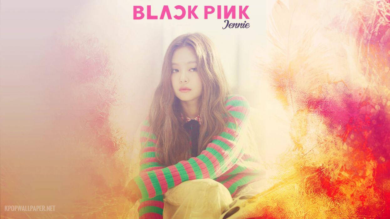 Jennie 桌布 壁紙 — BLACKPINK的Jennie平靜地坐在一個充滿活力的抽象背景中，背景有粉紅色、橙色和黃色的漩渦。