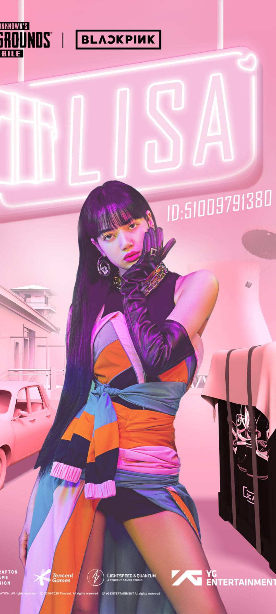 lisa 桌布 壁紙 — BLACKPINK的Lisa在充滿活力的粉紅色霓虹燈城市場景中自信地擺姿勢，背景有復古汽車和發光標誌。