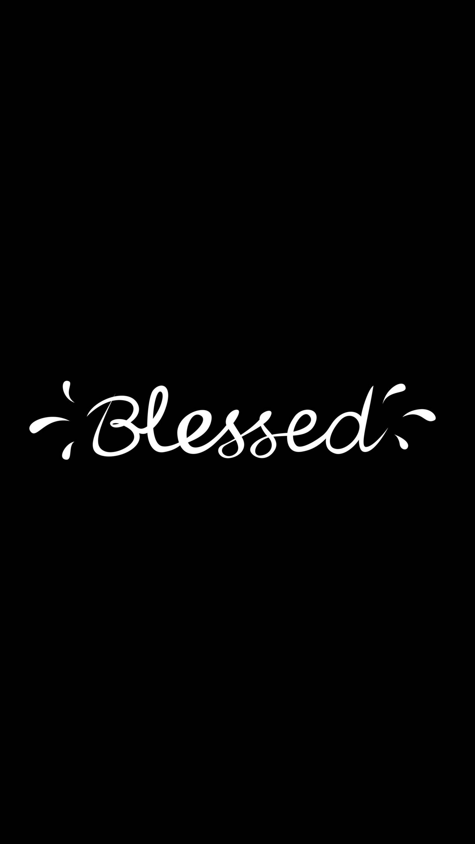 黑色 iPhone 桌布 桌布 壁紙 — 「blessed」一詞以優雅的白色草書字體居中顯示在純黑色背景上，並帶有裝飾性花飾。