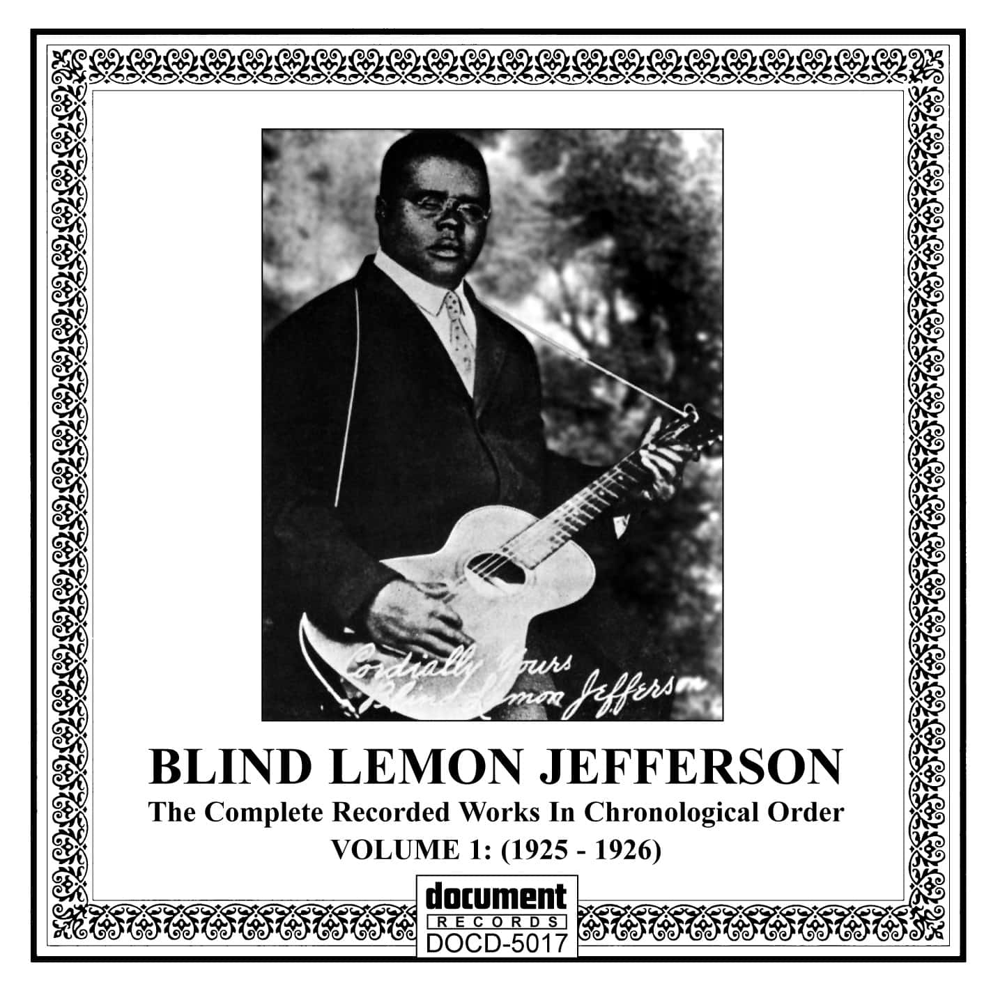 Album Cover 桌布 壁紙 — Blind Lemon Jefferson 手持吉他，以華麗捲曲花紋框起的復古黑白肖像。