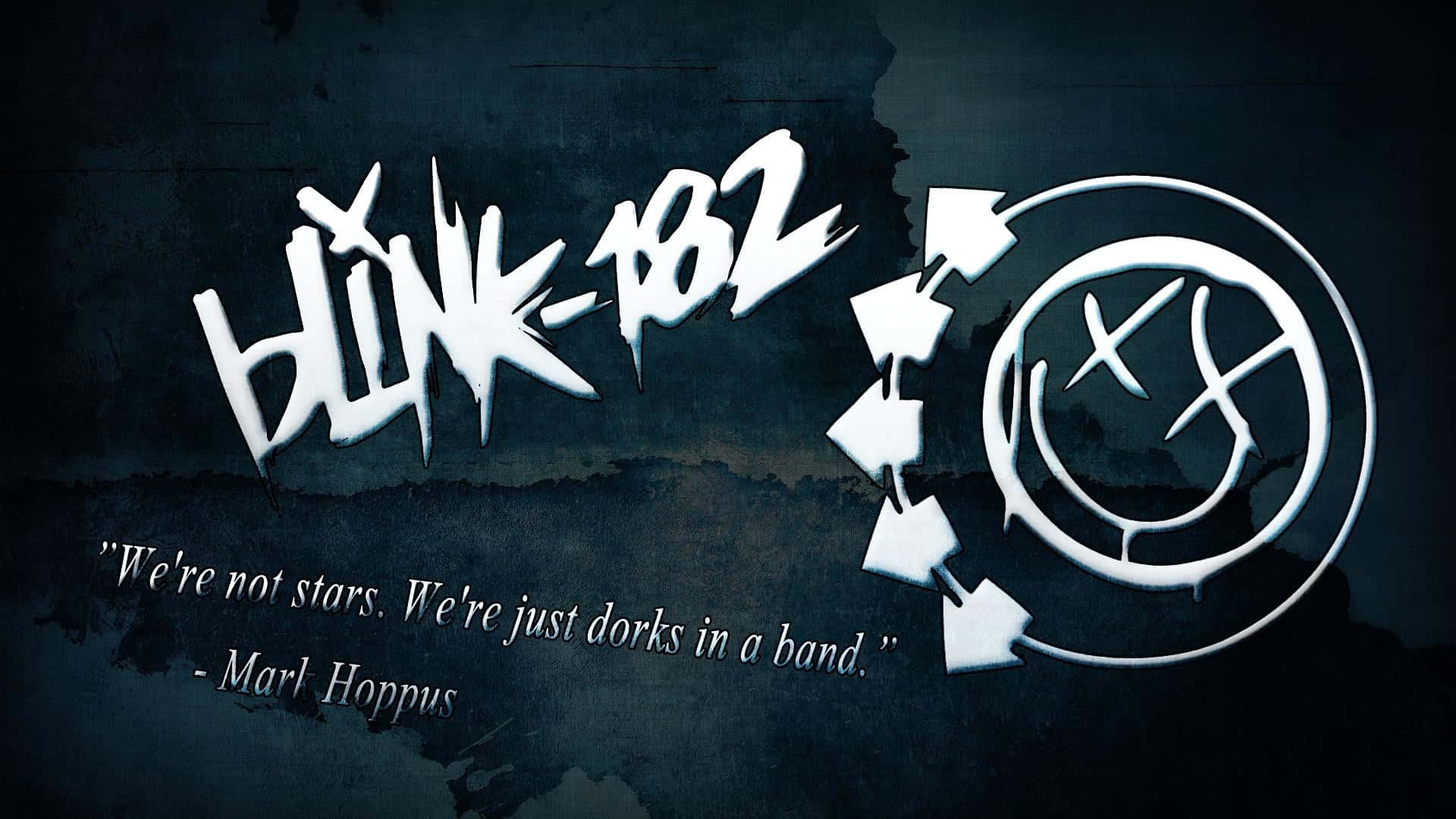  壁紙 — Blink-182 標誌和語錄以白色噴漆在深色紋理牆上，箭頭指向笑臉。