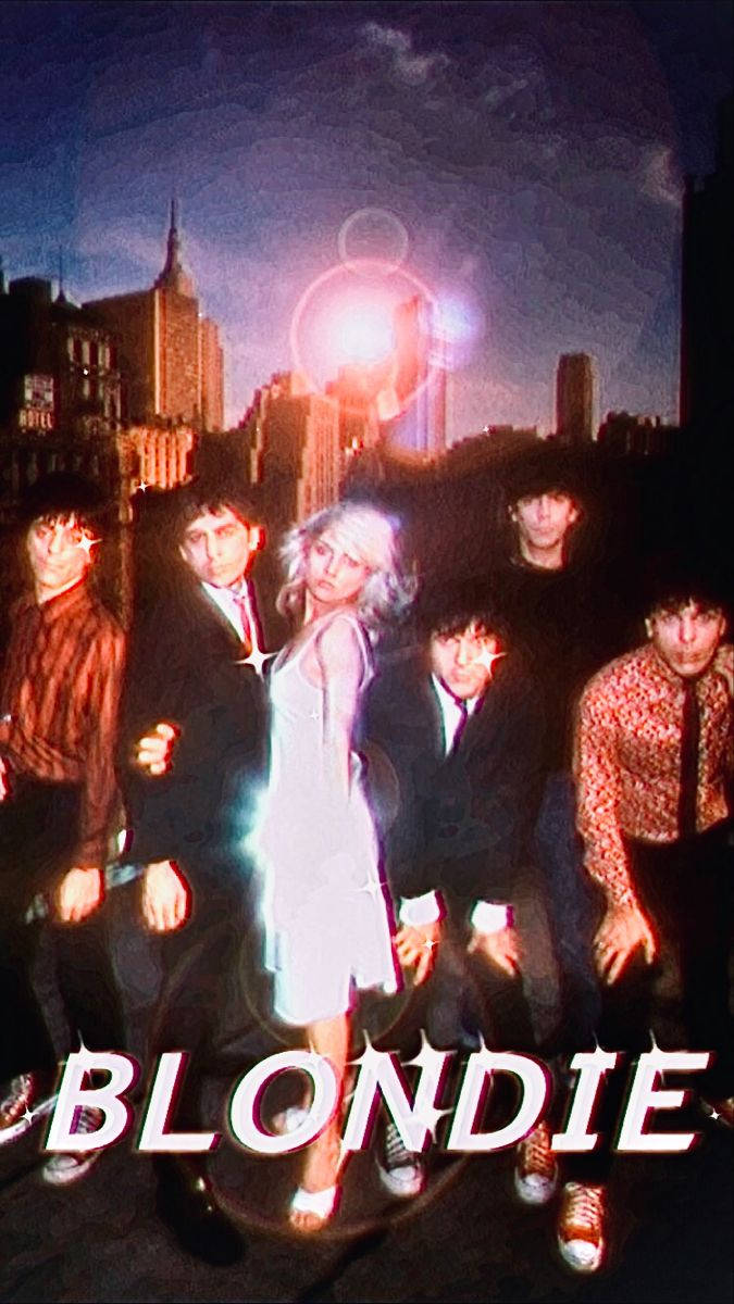 rock and roll 桌布 壁紙 — Blondie 的復古樂隊照片，背景是夜間發光的霓虹城市天際線和一個超現實的漂浮球體。