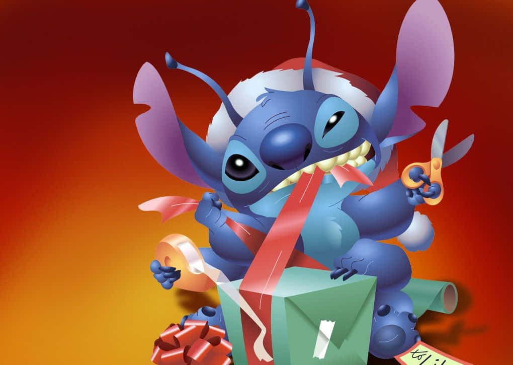戴著聖誕帽的藍色外星人史迪奇用剪刀和膠帶拆開禮物。 — Stitch 壁紙