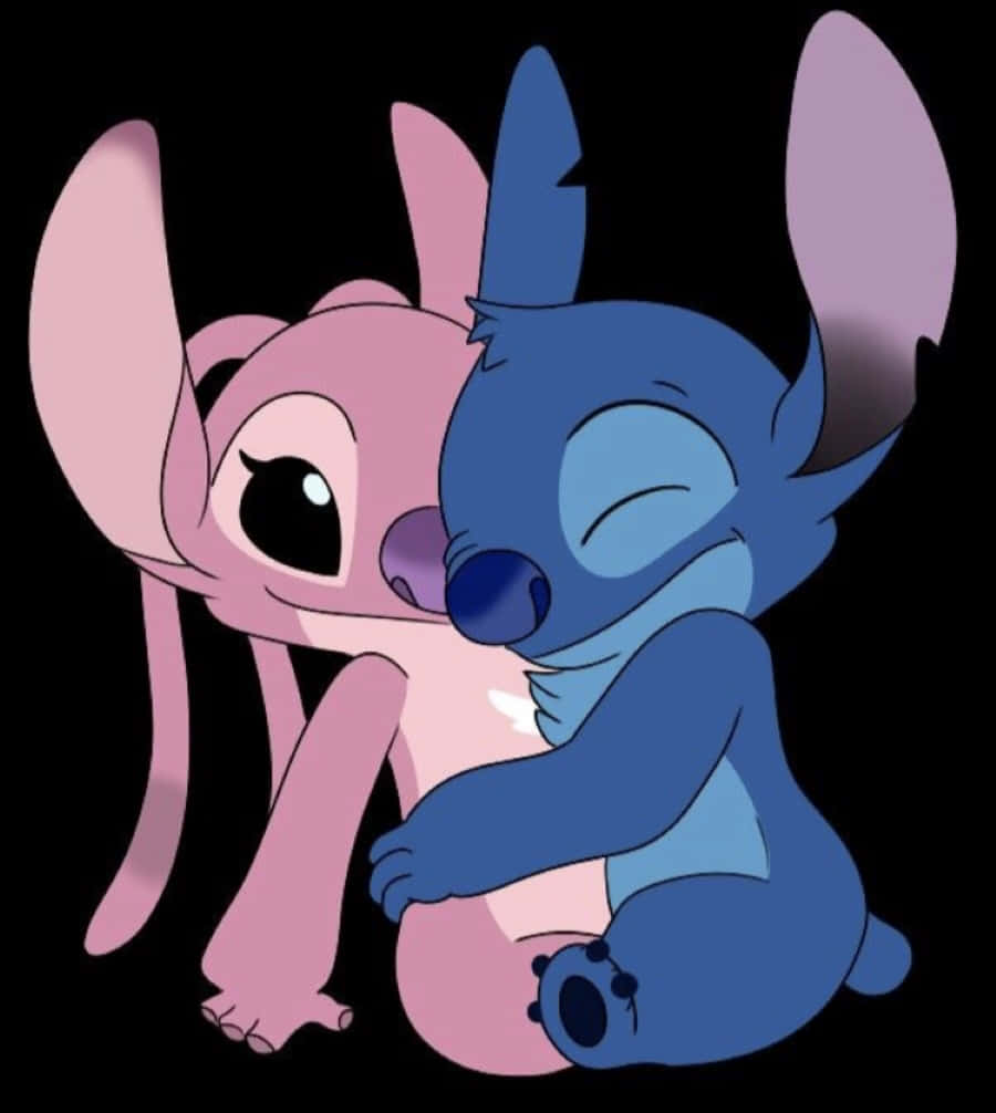 Love Stitch And Angel 桌布 壁紙 — 藍色和粉紅色的史迪奇角色在黑色背景前溫暖地擁抱，呈現溫馨的卡通場景。
