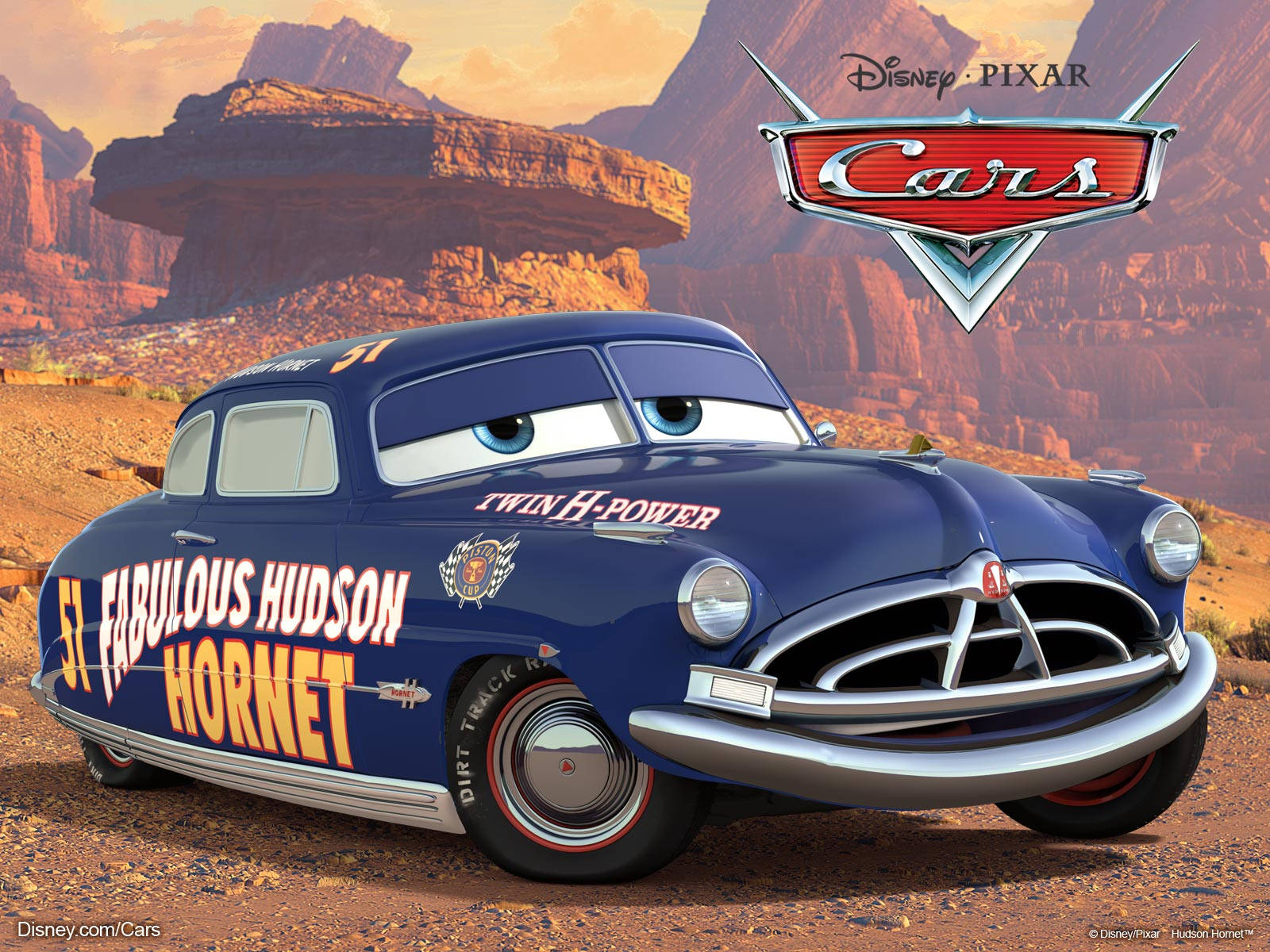 日落時分沙漠峽谷中的藍色動畫賽車，名為 Fabulous Hudson Hornet。 — 迪士尼汽車總動員 壁紙
