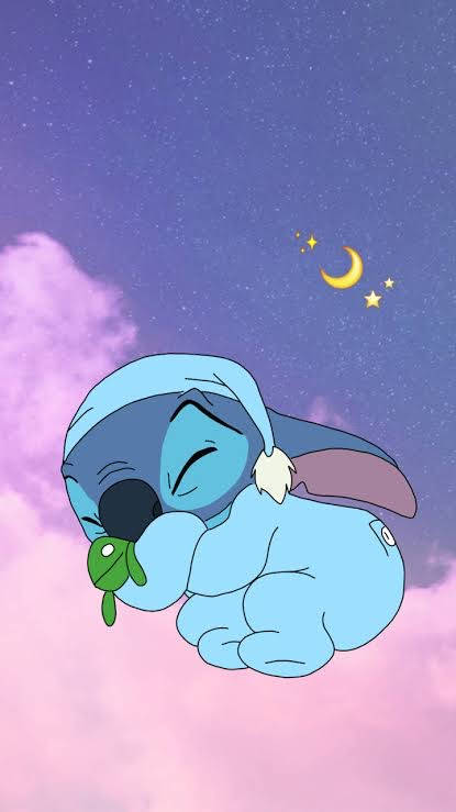 藍色外星人在帶有彎月的星空夜空下，睡在粉紅色的雲朵上。 — Stitch 壁紙