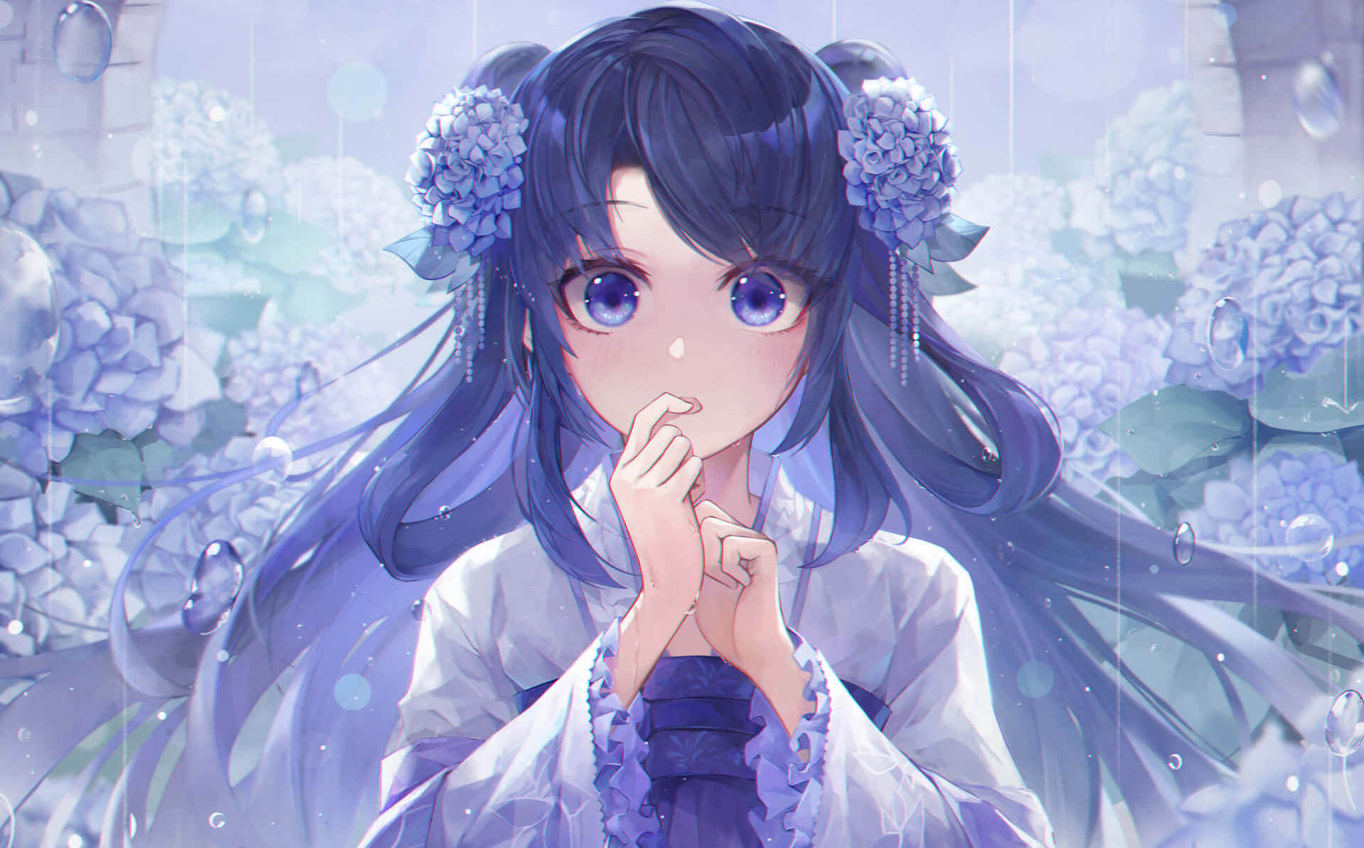  壁紙 — 一位藍眼睛、紫色頭髮、戴著繡球花髮夾的動漫女孩，站在盛開繡球花的雨濕花園中。